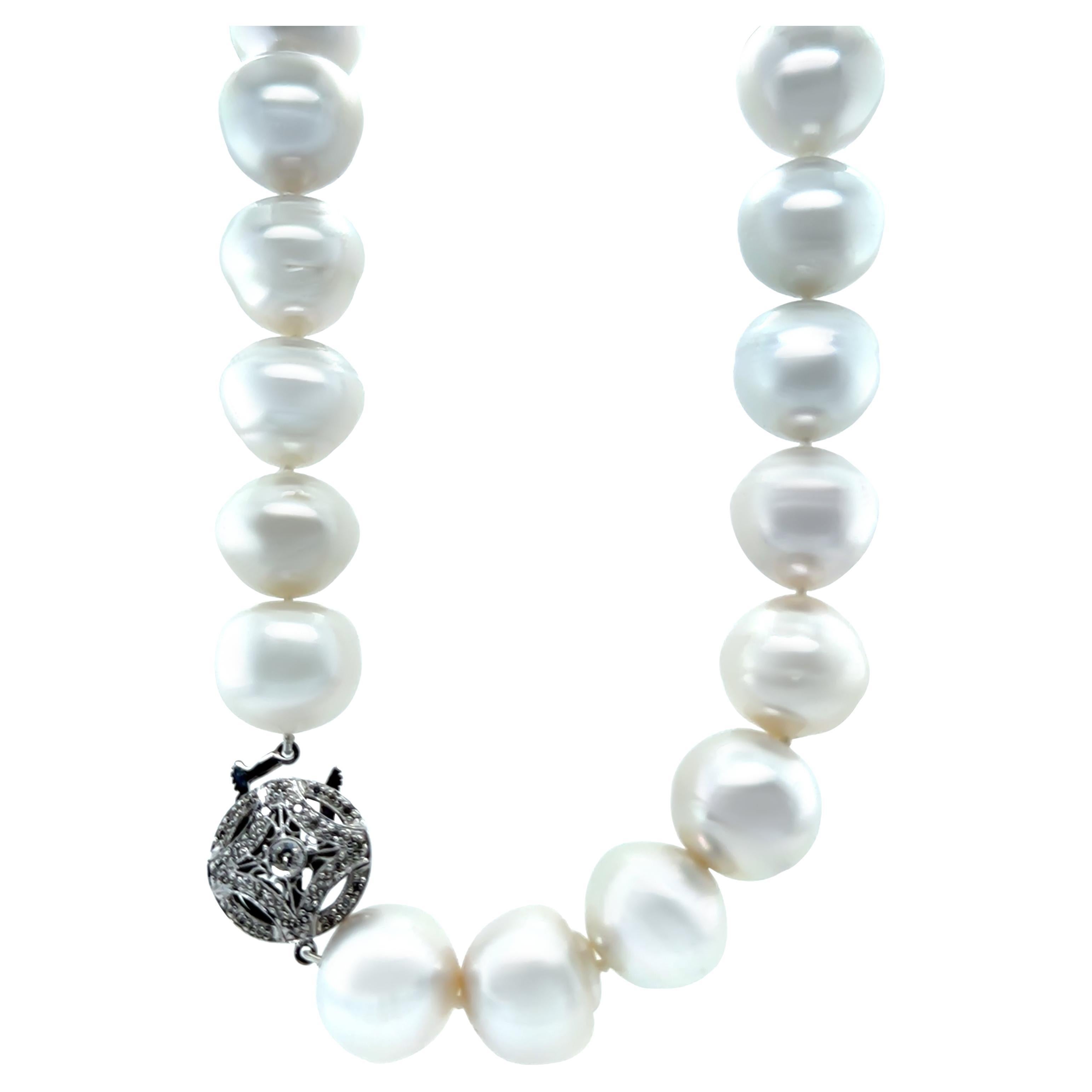 Collana di perle coltivate dei mari del sud in oro bianco 18ct con chiusura di diamanti 0,34ct 149,58g