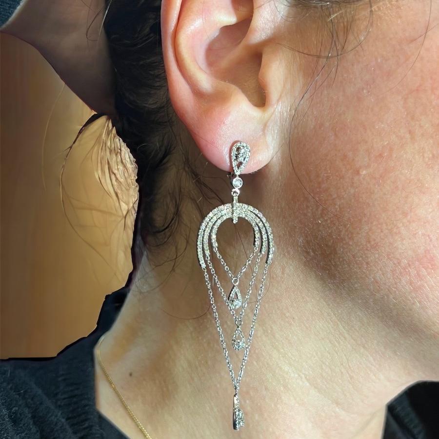 Important pair of 18ct white gold earrings set with diamonds 
for 2 ct in total pavé. 
total weight: 13.7 g 
rod clasp with clip 
length: 8.5 cm 
widest: 2.5 cm 