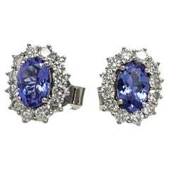 Pendientes de oro blanco de 18 quilates con tanzanita y halo de diamantes