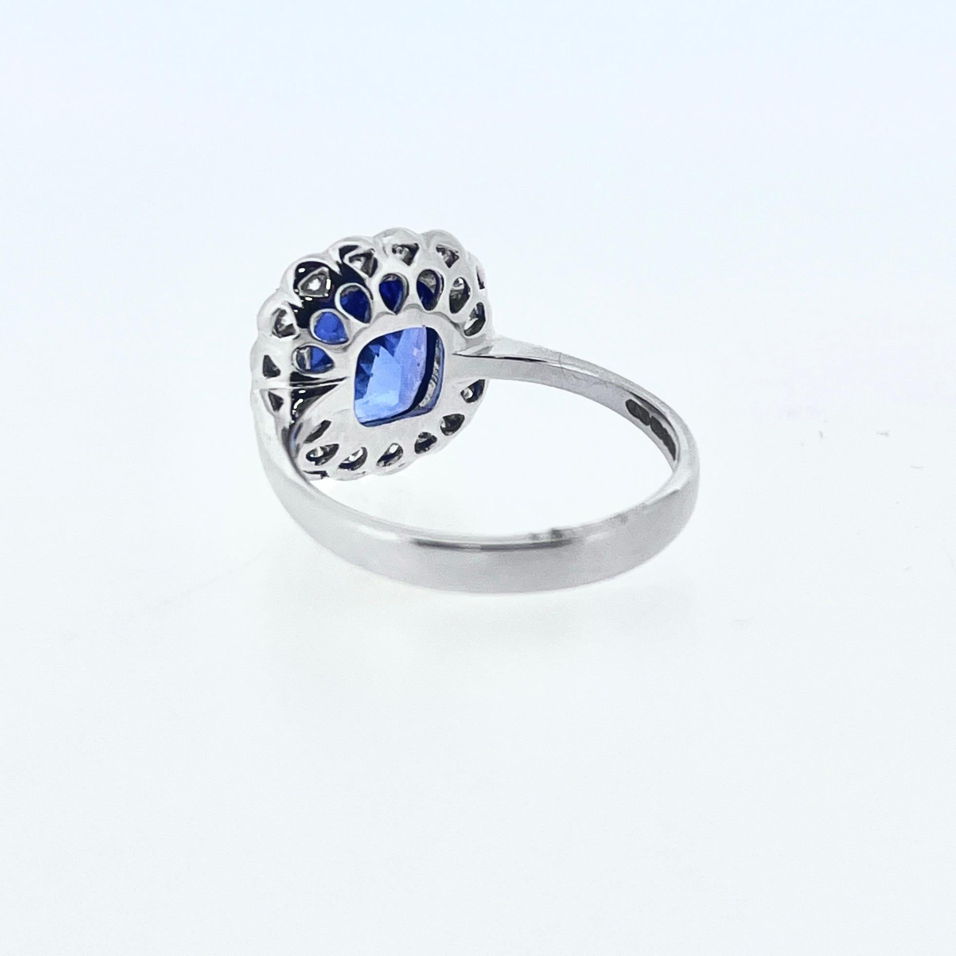 Taille coussin Bague en or blanc 18ct avec tanzanite et diamant en vente