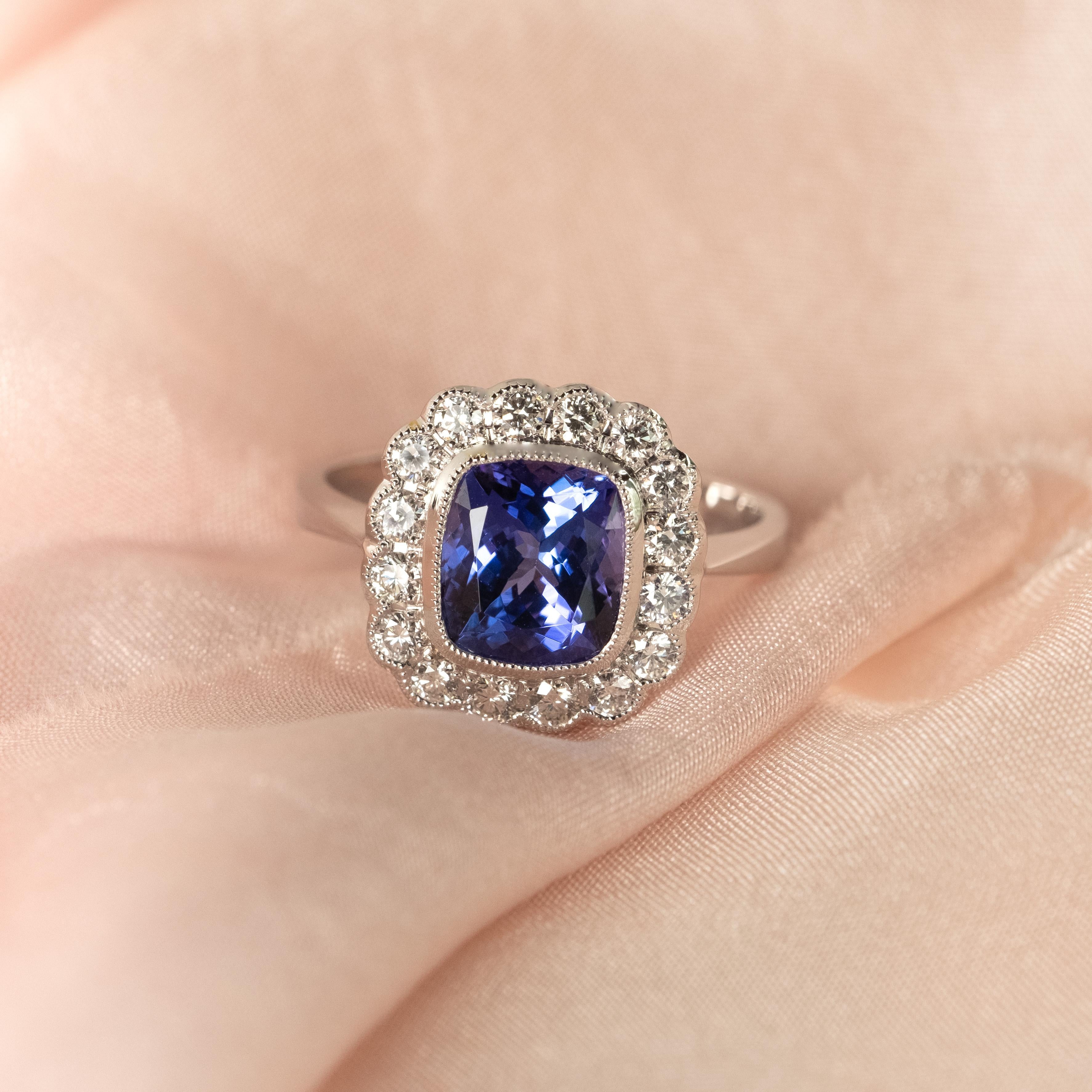 Bague en or blanc 18ct avec tanzanite et diamant en vente 1