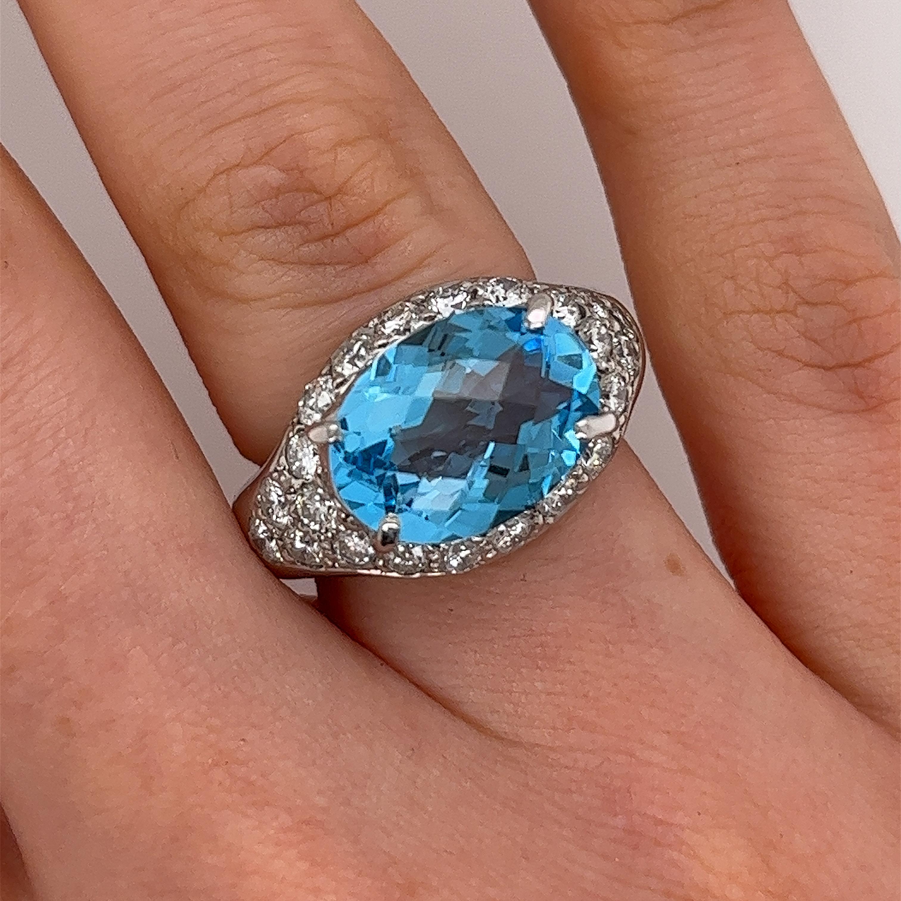 Questo squisito anello unisce il fascino della tanzanite all'eleganza senza tempo dei diamanti, incastonati in un lussuoso oro bianco 18 carati. 
Il centro di questo anello è una splendida gemma ovale di topazio blu di 14 mm x 10,20 mm,