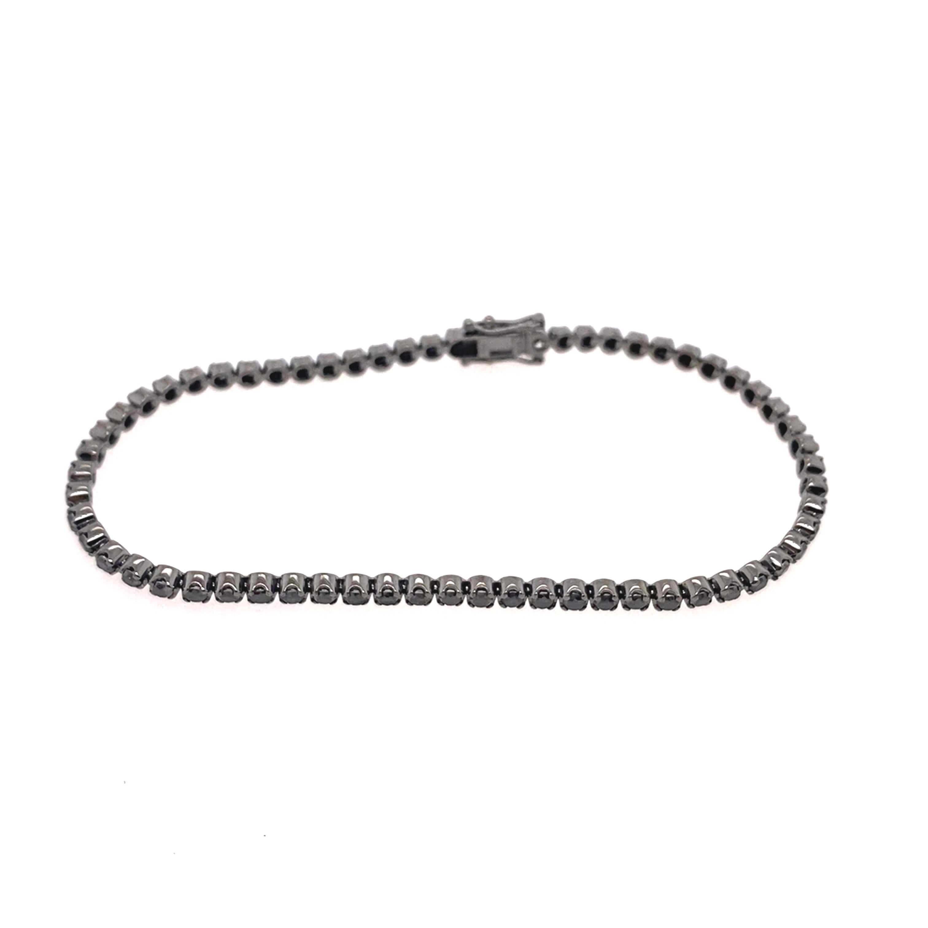 Taille ronde Bracelet tennis en or blanc 18 carats serti de 2,58 carats de diamants noirs ronds en vente