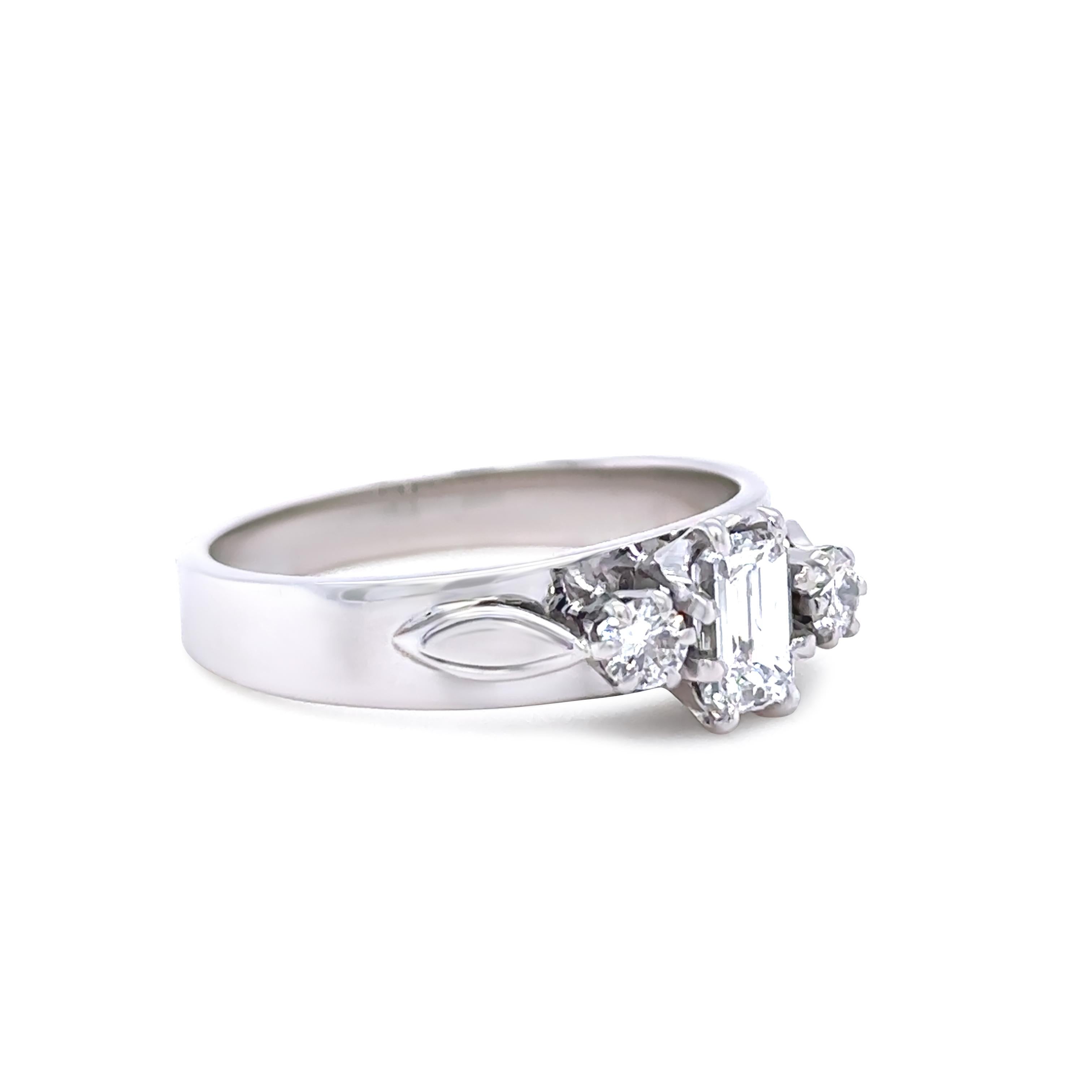 18ct White Gold Traditional 3 Stone Diamond Ring 0.73ct In Excellent Condition For Sale In SYDNEY, NSW