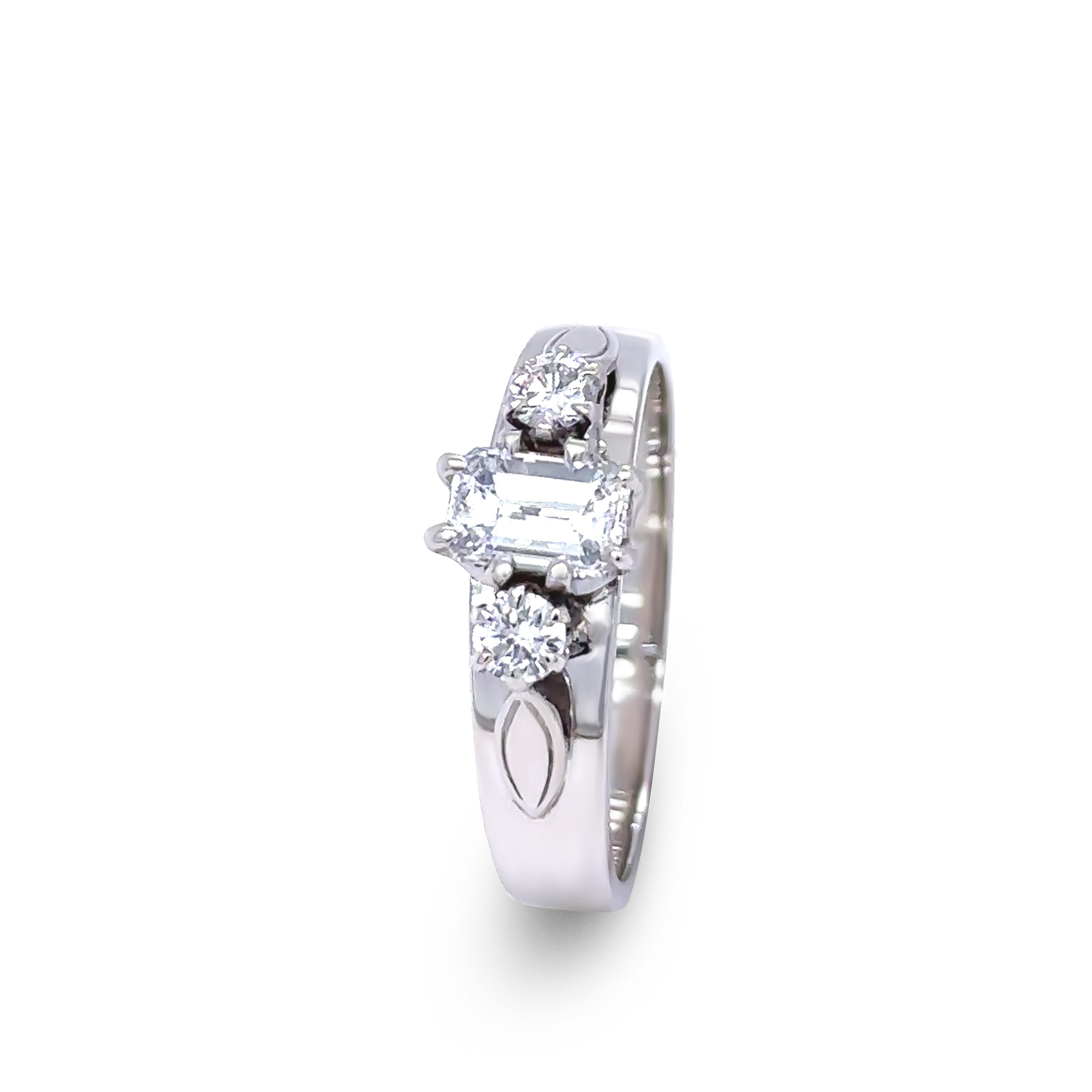 Women's 18ct White Gold Traditional 3 Stone Diamond Ring 0.73ct For Sale