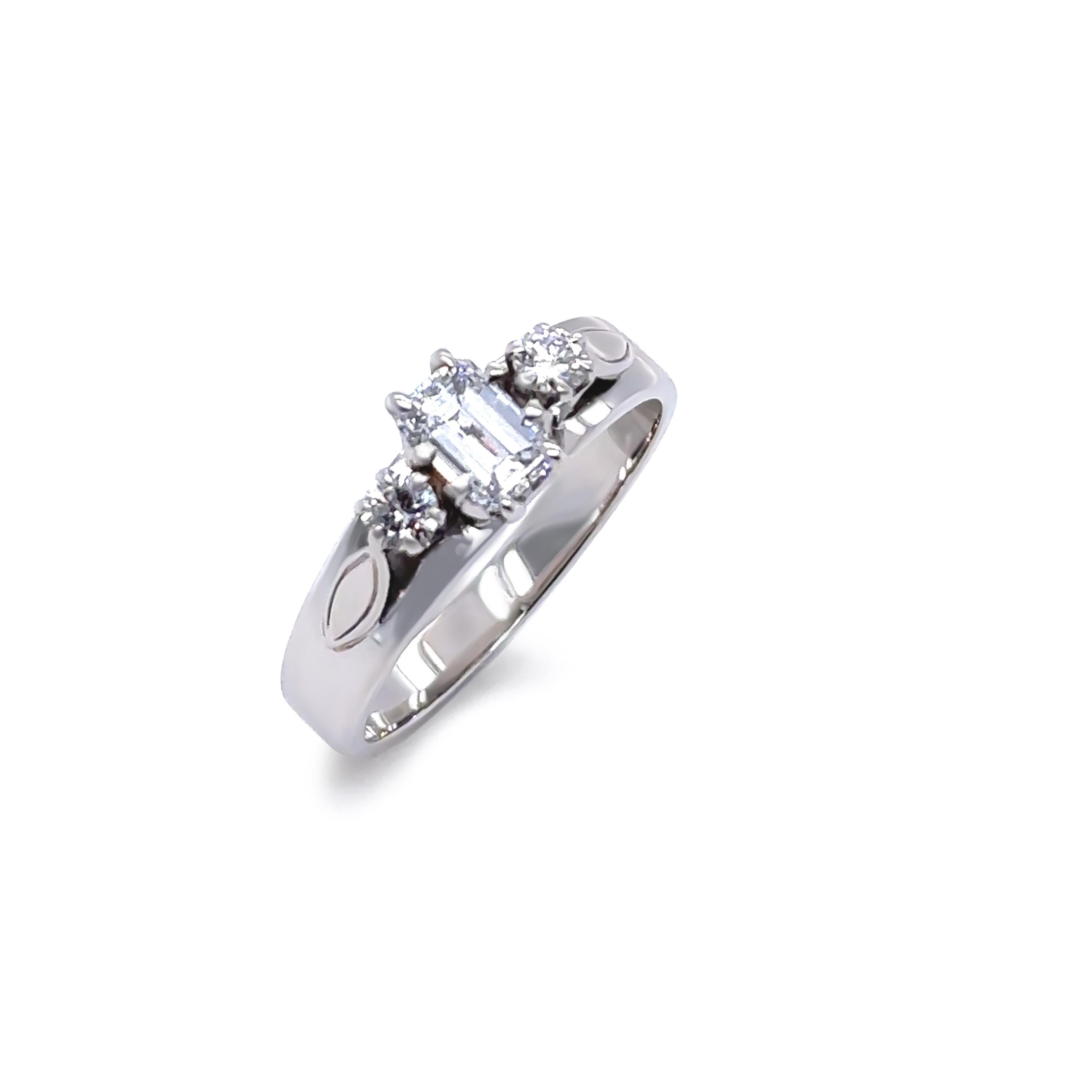 18ct White Gold Traditional 3 Stone Diamond Ring 0.73ct For Sale 1