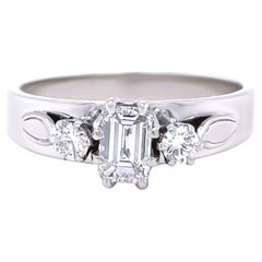 Dreisteinige Ringe mit Diamant