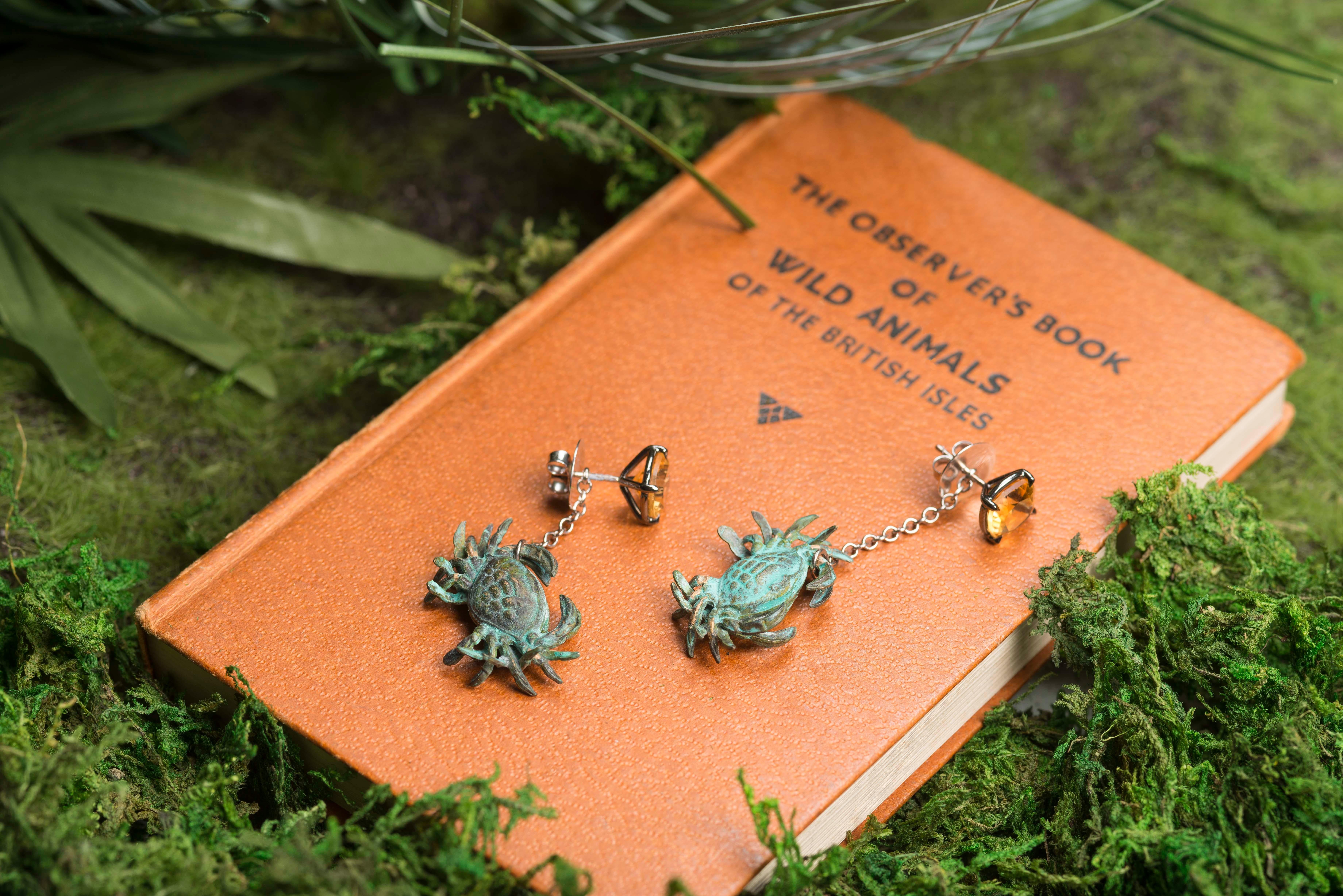 18ct White Gold, Verdigris Brass, Enamel, Rhodium and Citrine Crab Earrings In New Condition For Sale In London, GB