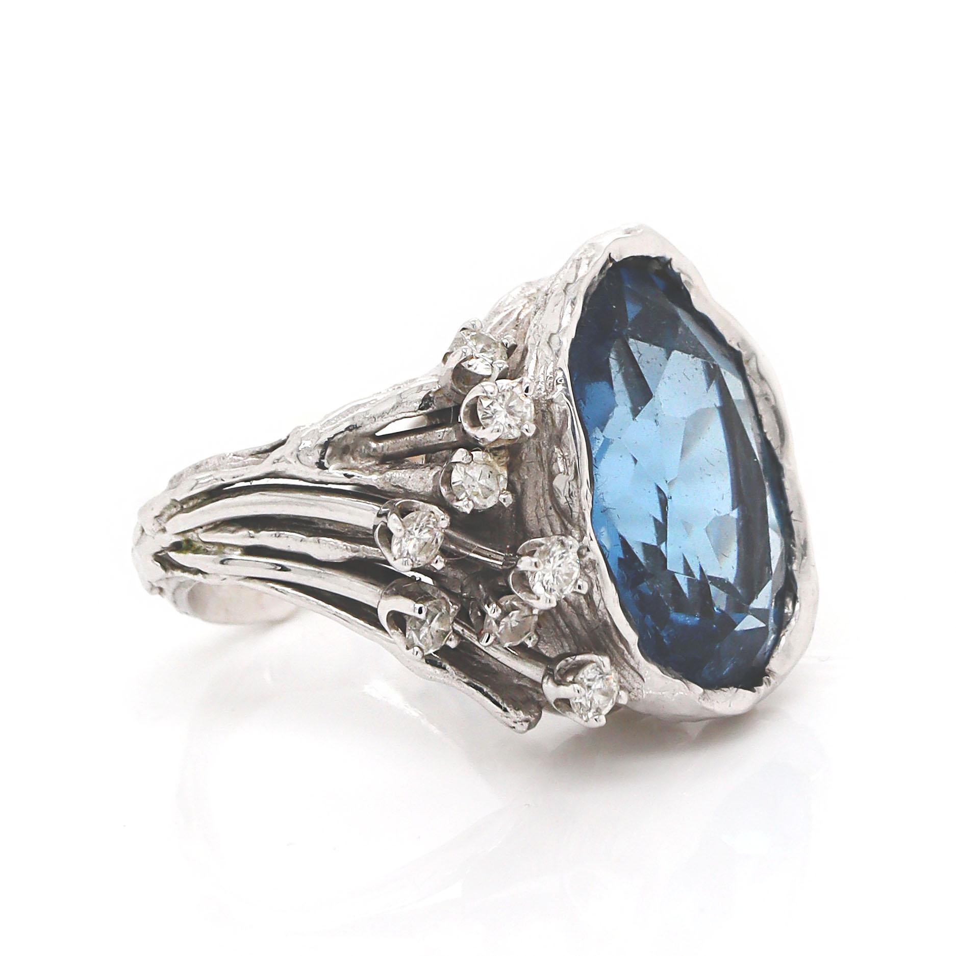 Anello in oro bianco 18CT con topazio e diamanti vintage

Questo splendido anello vintage in oro bianco 18 carati presenta al centro un topazio blu brillante di 11,08 carati, che emana un colore vibrante e luminoso. La fascia dell'anello è