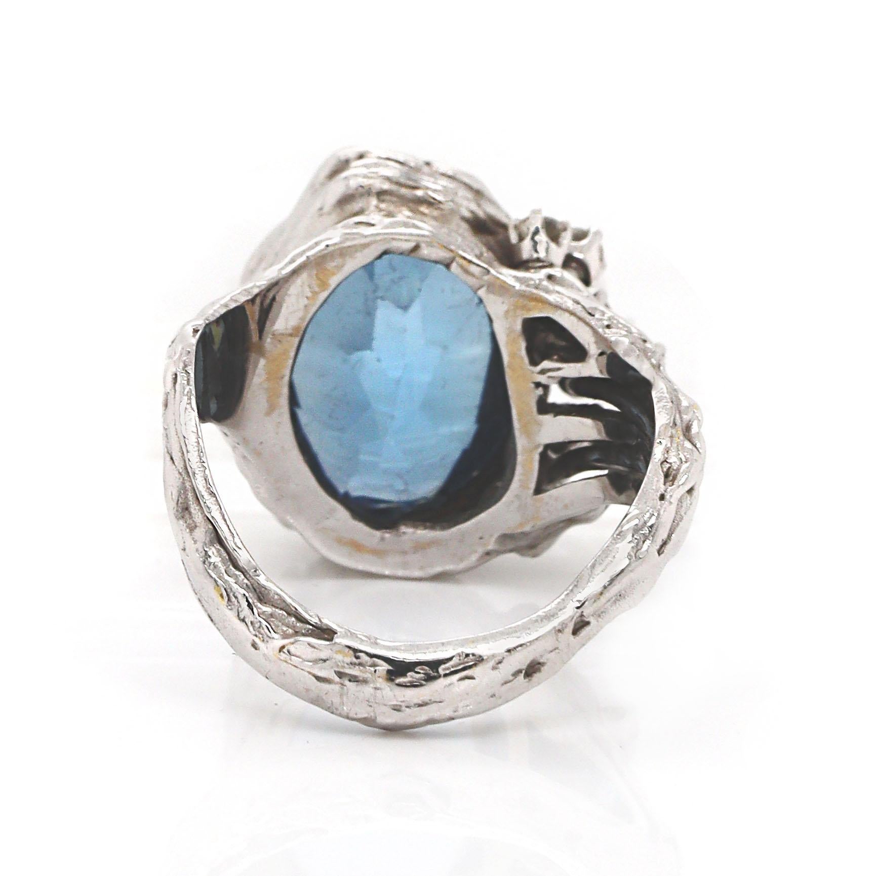 Taglio ovale Anello in oro bianco 18CT con topazio e diamanti vintage in vendita