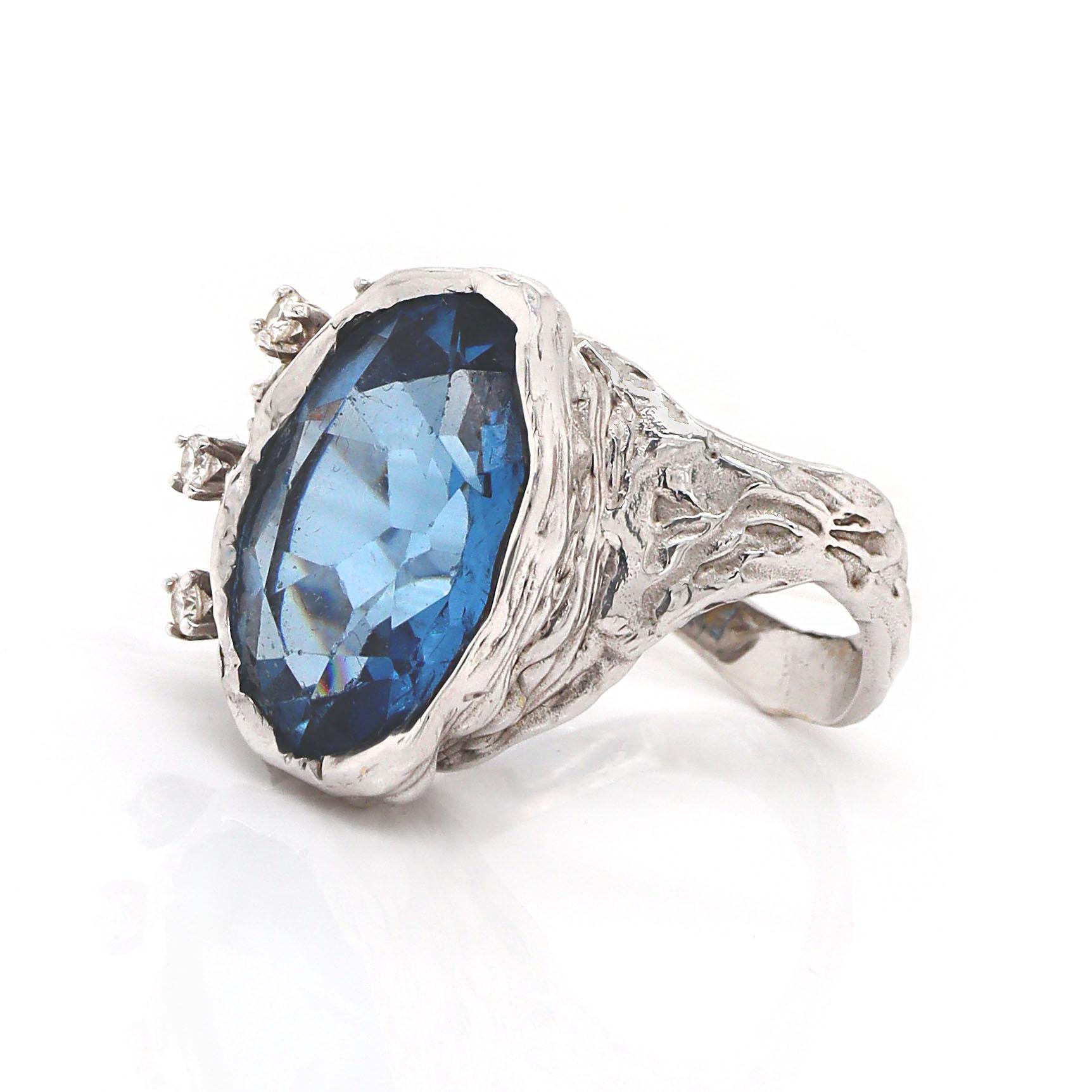 Anello in oro bianco 18CT con topazio e diamanti vintage In condizioni ottime in vendita a Sydney, NSW