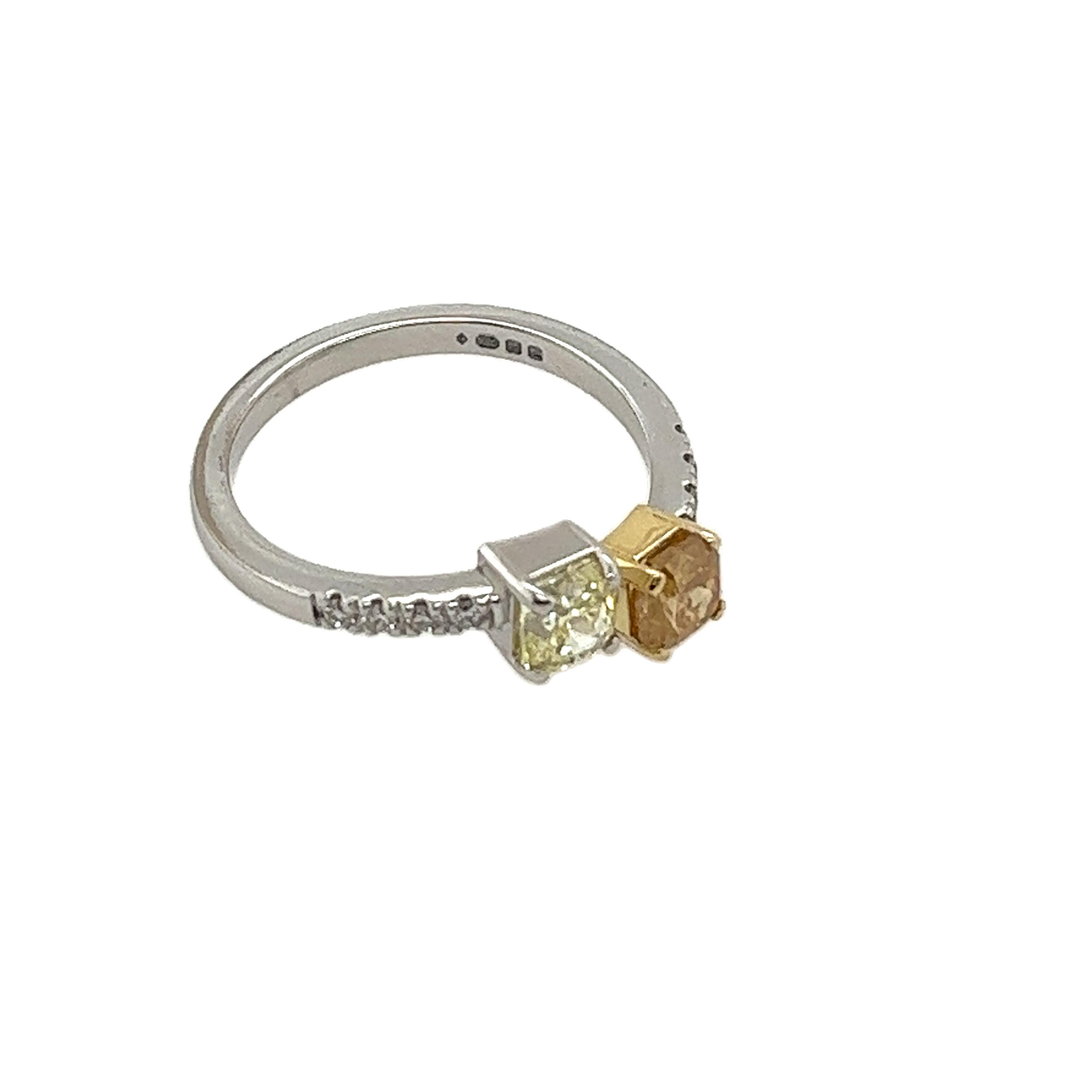 Rehaussez votre collection de bijoux avec cette exceptionnelle bague en or blanc et jaune 18ct, ornée de deux diamants certifiés par le GIA : un diamant de taille coussin de 0,53ct de couleur jaune brunâtre fantaisie et un diamant de couleur jaune