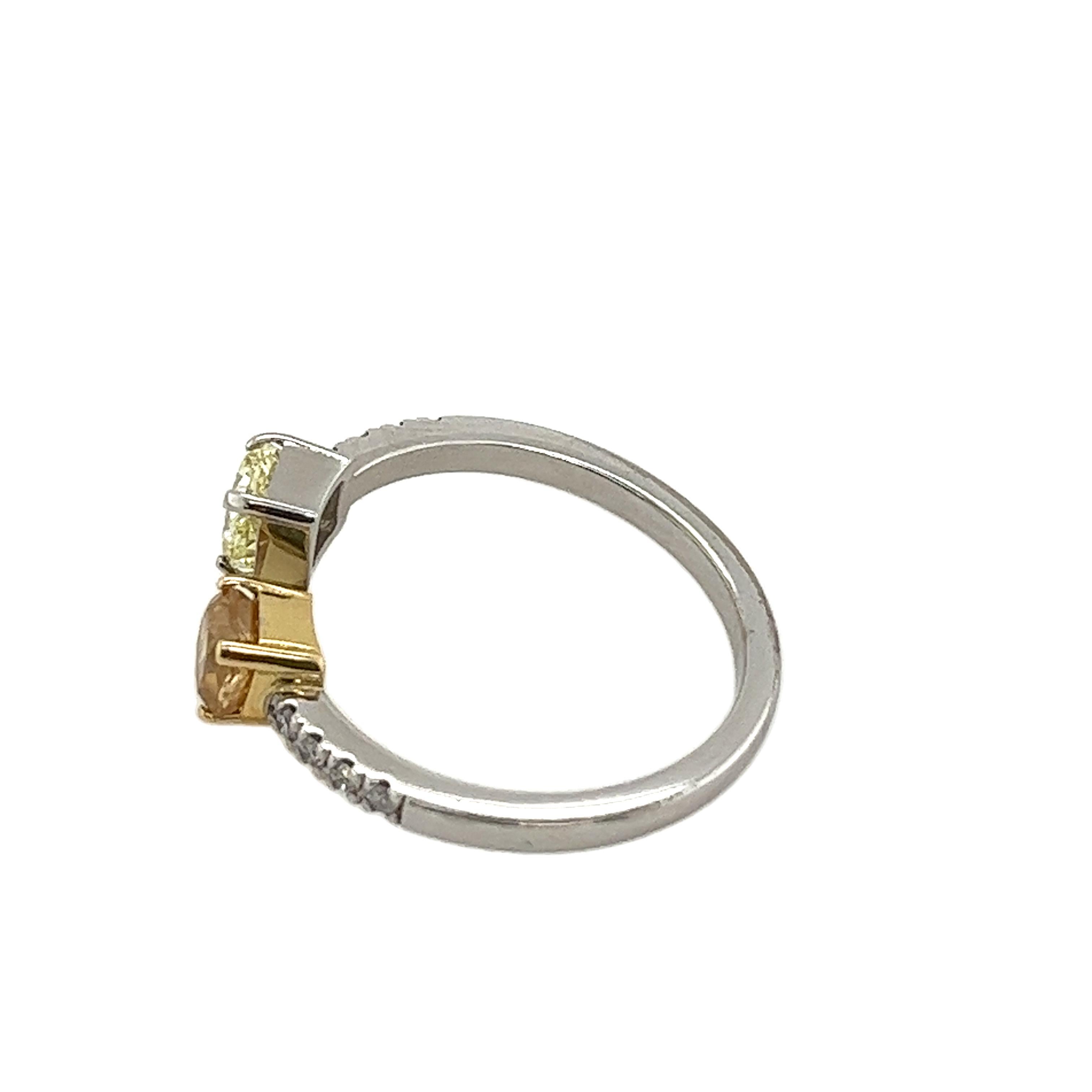 Taille coussin Bague en or blanc et jaune 18 carats avec 2 diamants GIA en vente