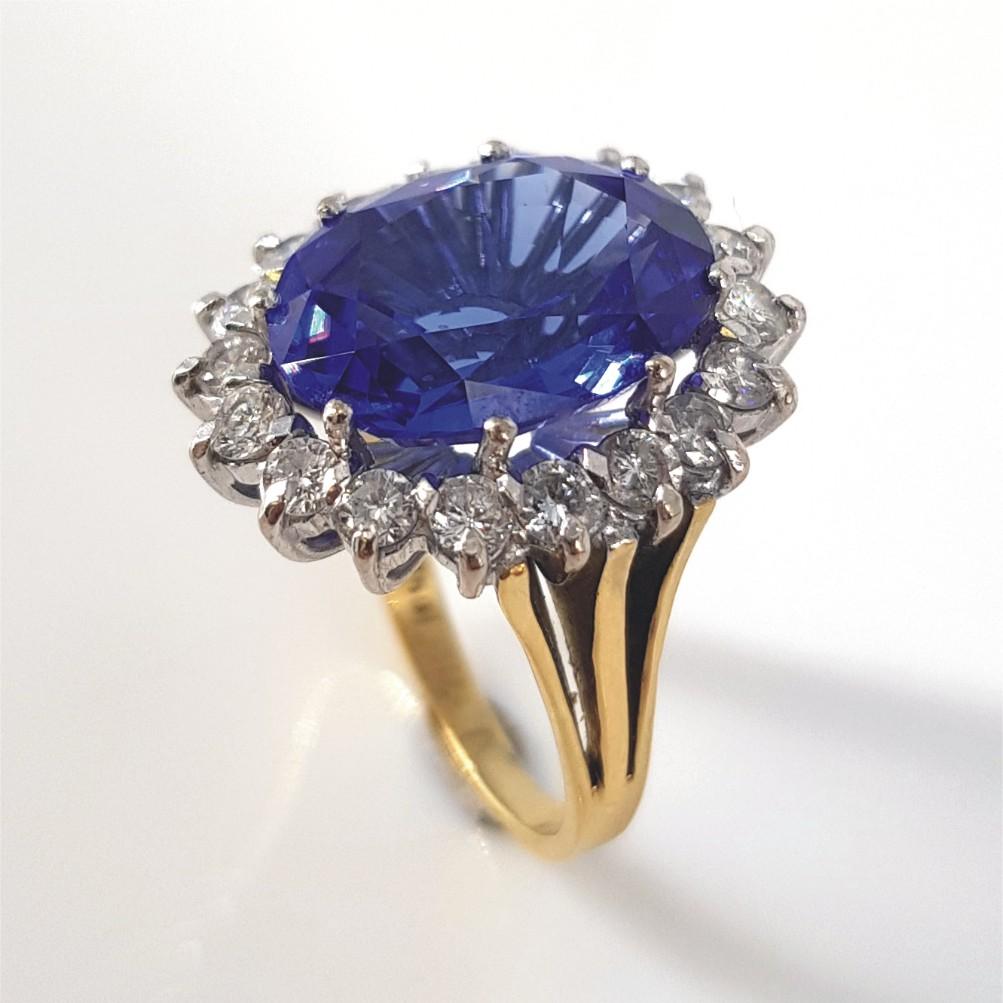 18ct White & Yellow Gold Oval Cut Tanzanite & Diamond Ring In Excellent Condition In Cape Town, ZA