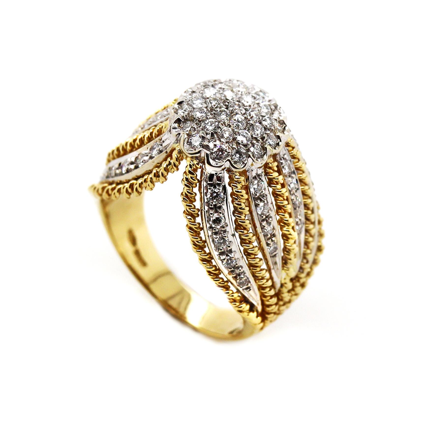 Anello da cocktail con diamante Art Deco in oro giallo e bianco 18 carati

Questo anello è una testimonianza dell'epoca opulenta dell'Art Déco, dove l'artigianato e il lusso regnavano sovrani. Realizzato in oro giallo e bianco 18 ct, è una fusione