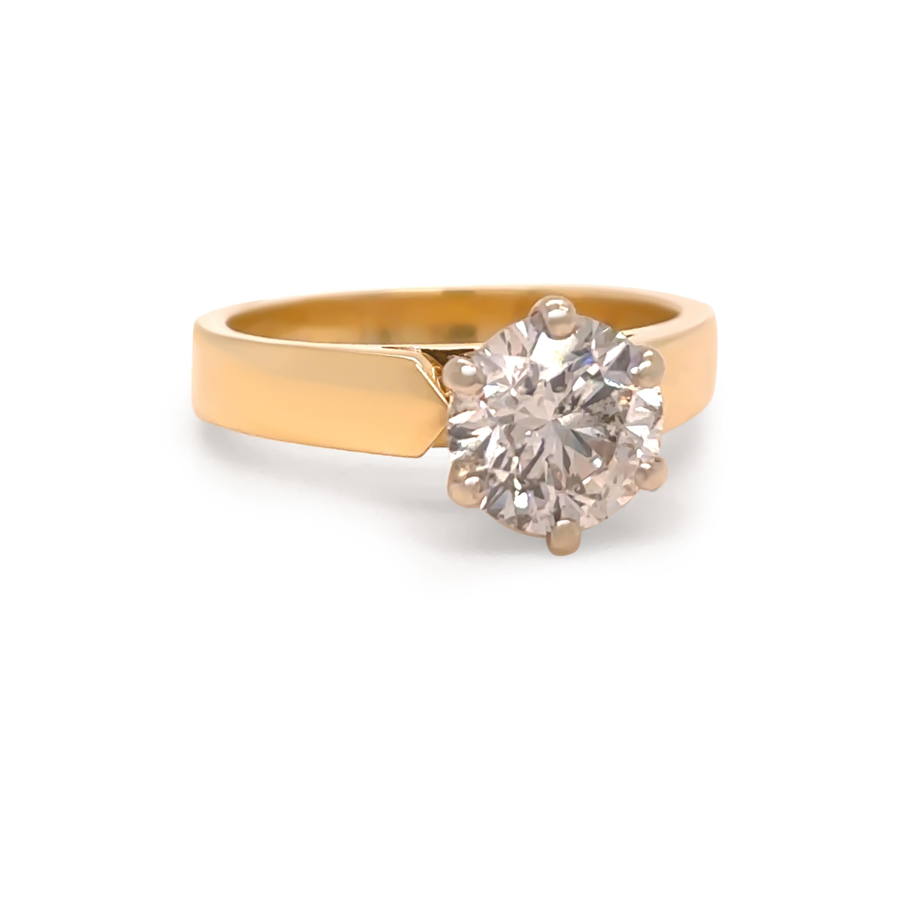 Cette magnifique bague solitaire en or jaune 18ct est ornée d'un diamant rond de 2,04ct de taille brillant serti dans une monture à six griffes en or blanc. Le diamant, de couleur H et de pureté P1 (classé dans la monture), mesure environ 7,97 mm de