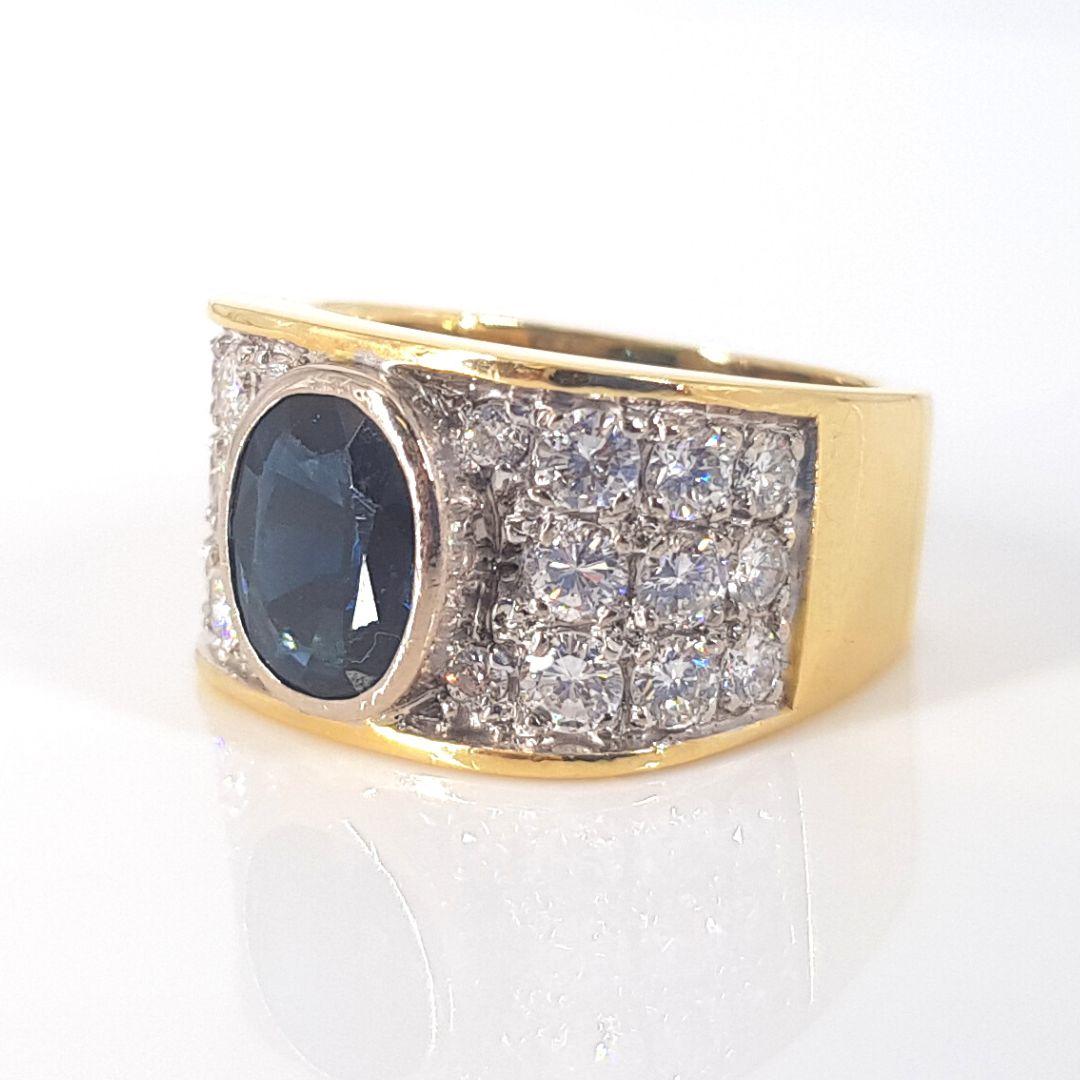 18 Carat Yellow and White Gold Sapphire and Diamond Ring In Excellent Condition For Sale In Cape Town, ZA