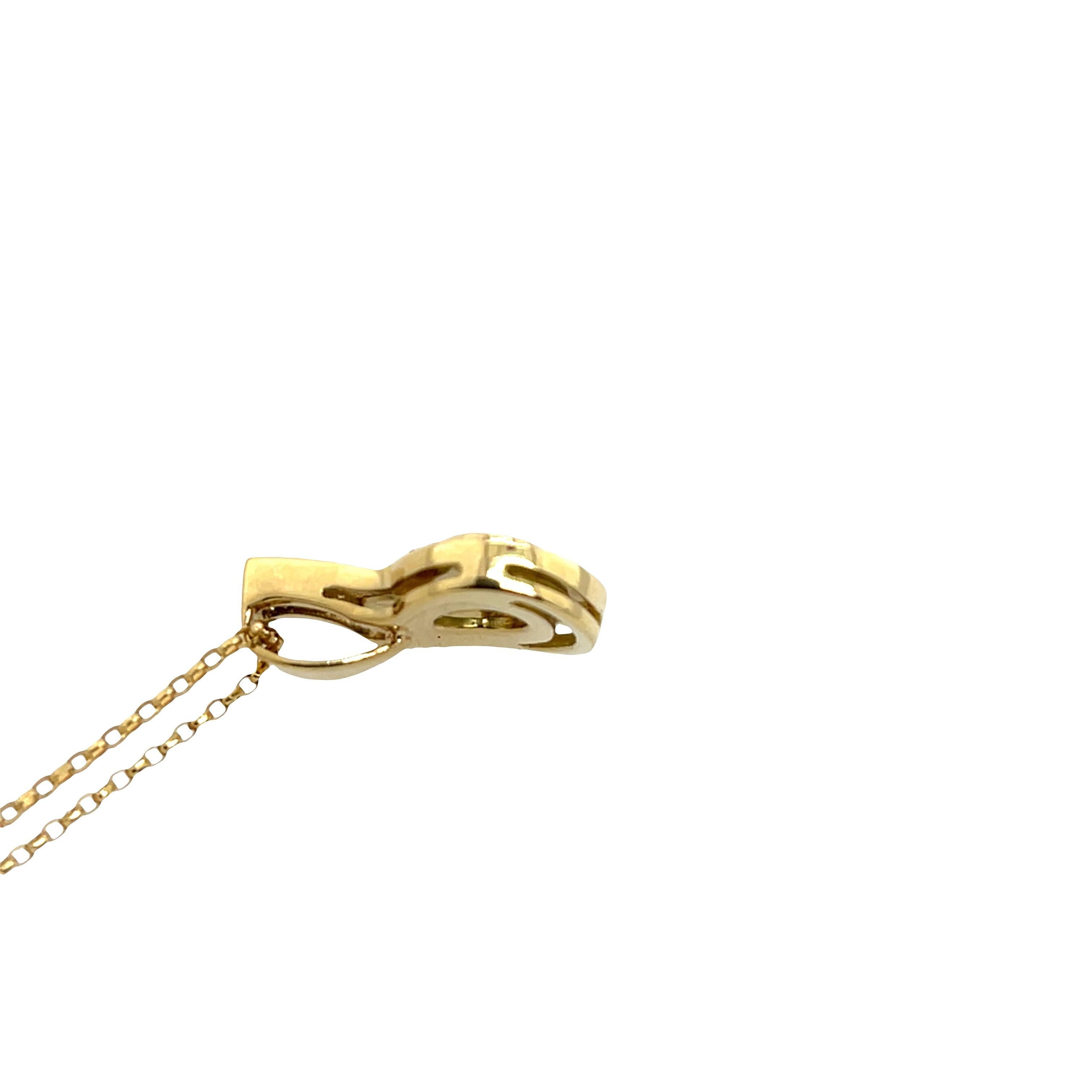 Un elegante colgante con una vibrante esmeralda ovalada, acentuada por brillantes diamantes naturales, todo engastado en rico oro amarillo de 18 ct. El colgante cuelga con gracia de una cadena de oro de 18 pulgadas a juego, creando una pieza