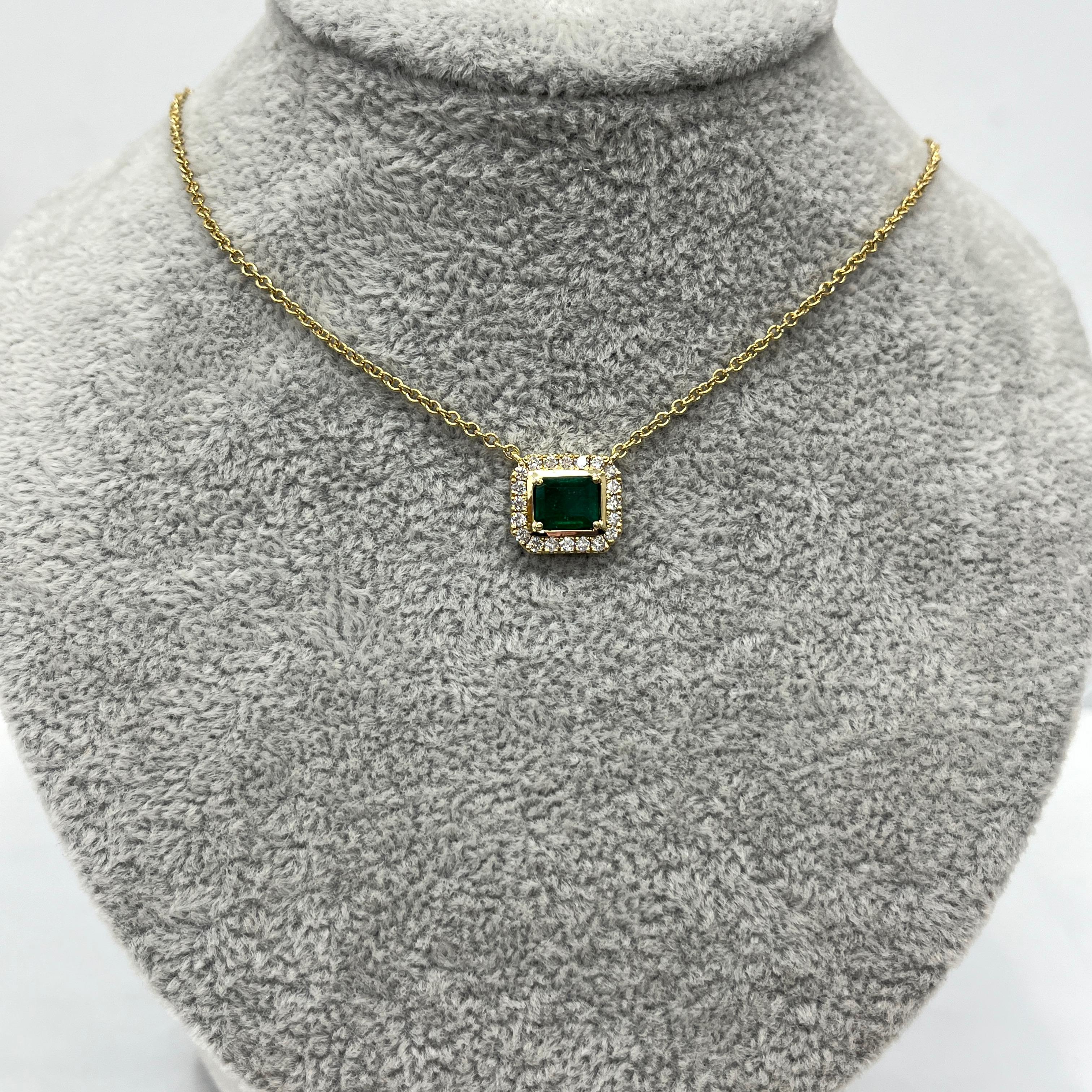 Ce pendentif élégant est orné d'une émeraude vibrante, rehaussée de diamants naturels étincelants, le tout serti dans de l'or jaune 18ct. Le pendentif est gracieusement suspendu à une chaîne en or assortie de 18 pouces, créant ainsi une pièce