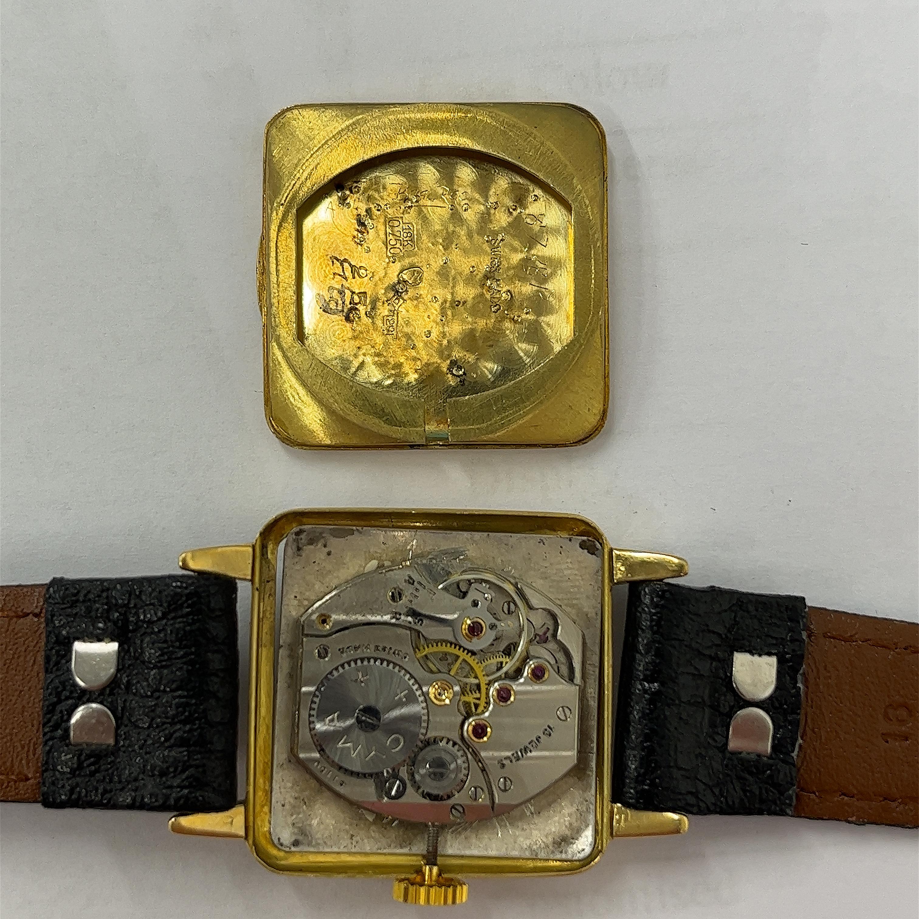 18ct Yellow Gents Gold Vintage Cyma Square Watch in full working condition.

Total Weight of Watch: 27.2g
Case size: 26mm x 26mm
Movement: G1150
Reference number: 8738R
