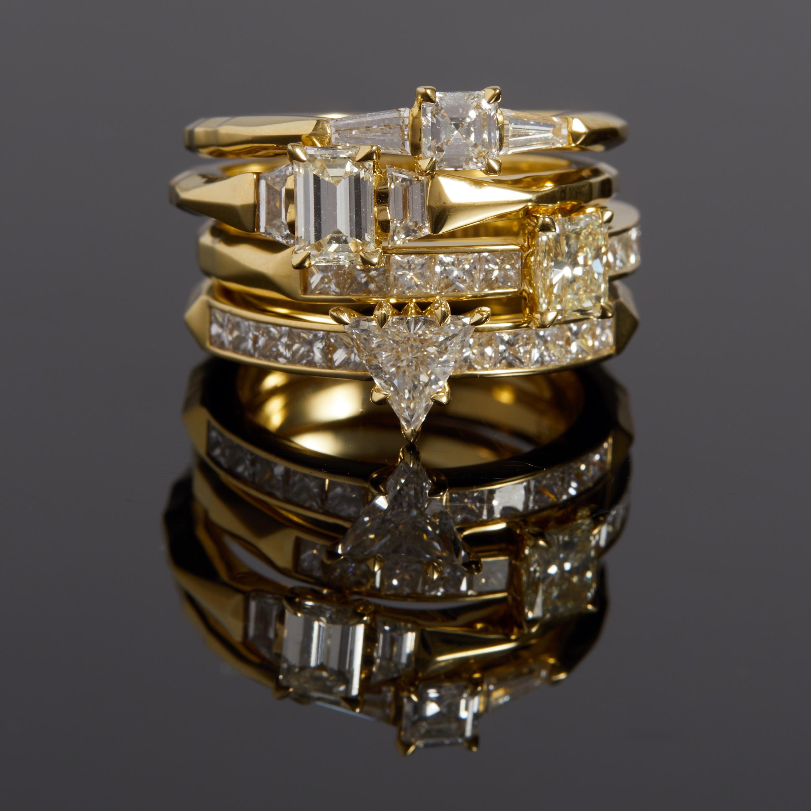 Vergangenheit, Gegenwart und Zukunft

Ring aus 18 Karat Gelbgold und Diamanten. Der Mittelstein ist  4 x 2,2 x 2,2 mm 0,2ct Diamanten mit zwei 3,7 x 3,6 mm 0,3ct spitz zulaufenden Baguette-Diamanten an den Schultern.