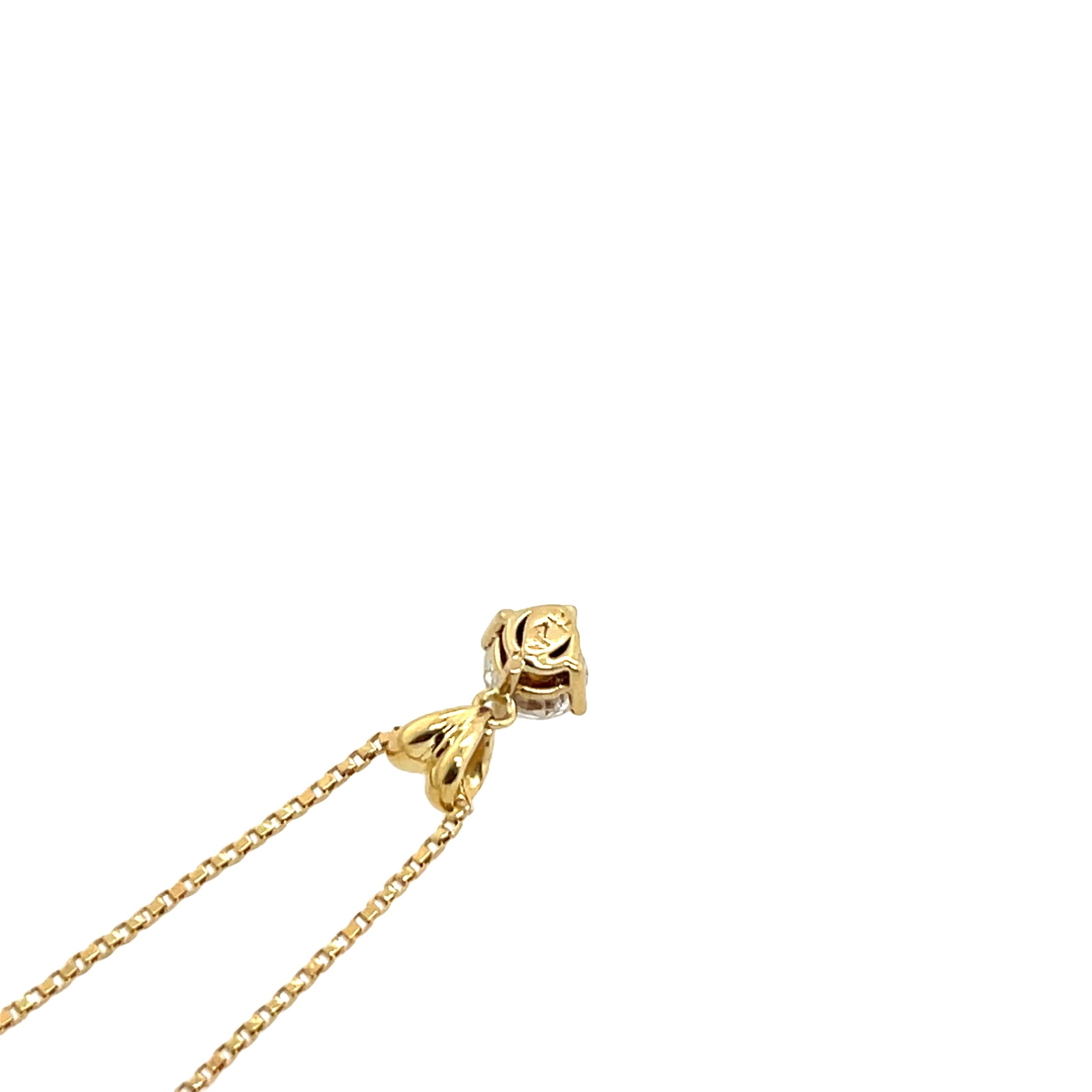 Pendentif sophistiqué en or jaune 18ct 
sertie d'un diamant rond de taille brillant de 0.35ct, 
suspendue avec élégance à une délicate chaîne en or de 18 pouces. 
Une pièce intemporelle d'une beauté raffinée.
Poids total des diamants :