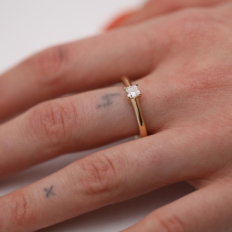 Vergangenheit, Gegenwart und Zukunft

Ring aus 18 Karat Gelbgold und Diamanten. Der Mittelstein ist ein 3,7 x 3,6 mm großer 0,32ct Diamant.