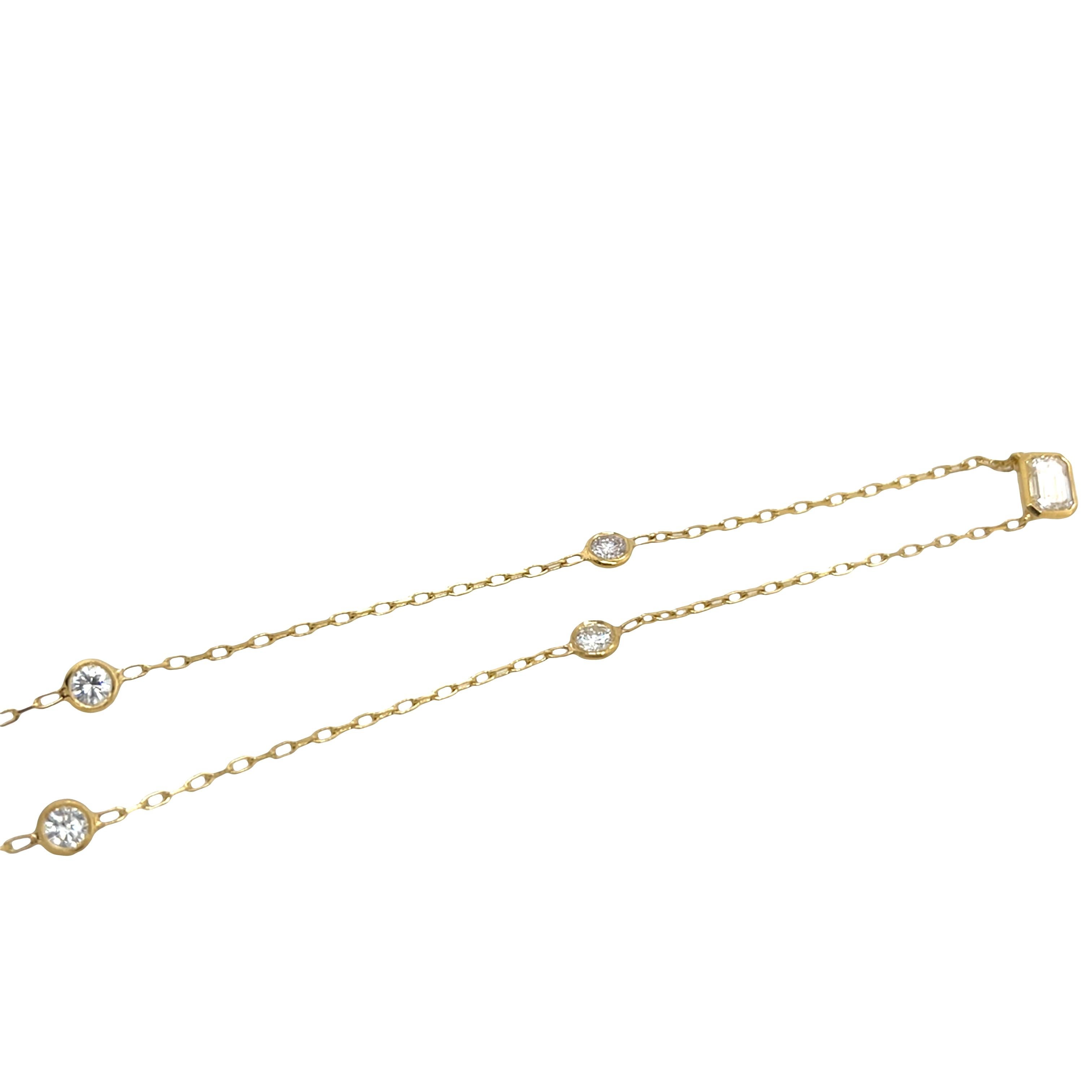 Elegant et intemporel, ce collier de diamants exquis est orné d'une émeraude de 0,57 ct G/VVS1 certifiée GIA, magnifiquement sertie dans de l'or jaune 18 ct. Quatre autres diamants ronds et brillants sont délicatement sertis le long de la chaîne,