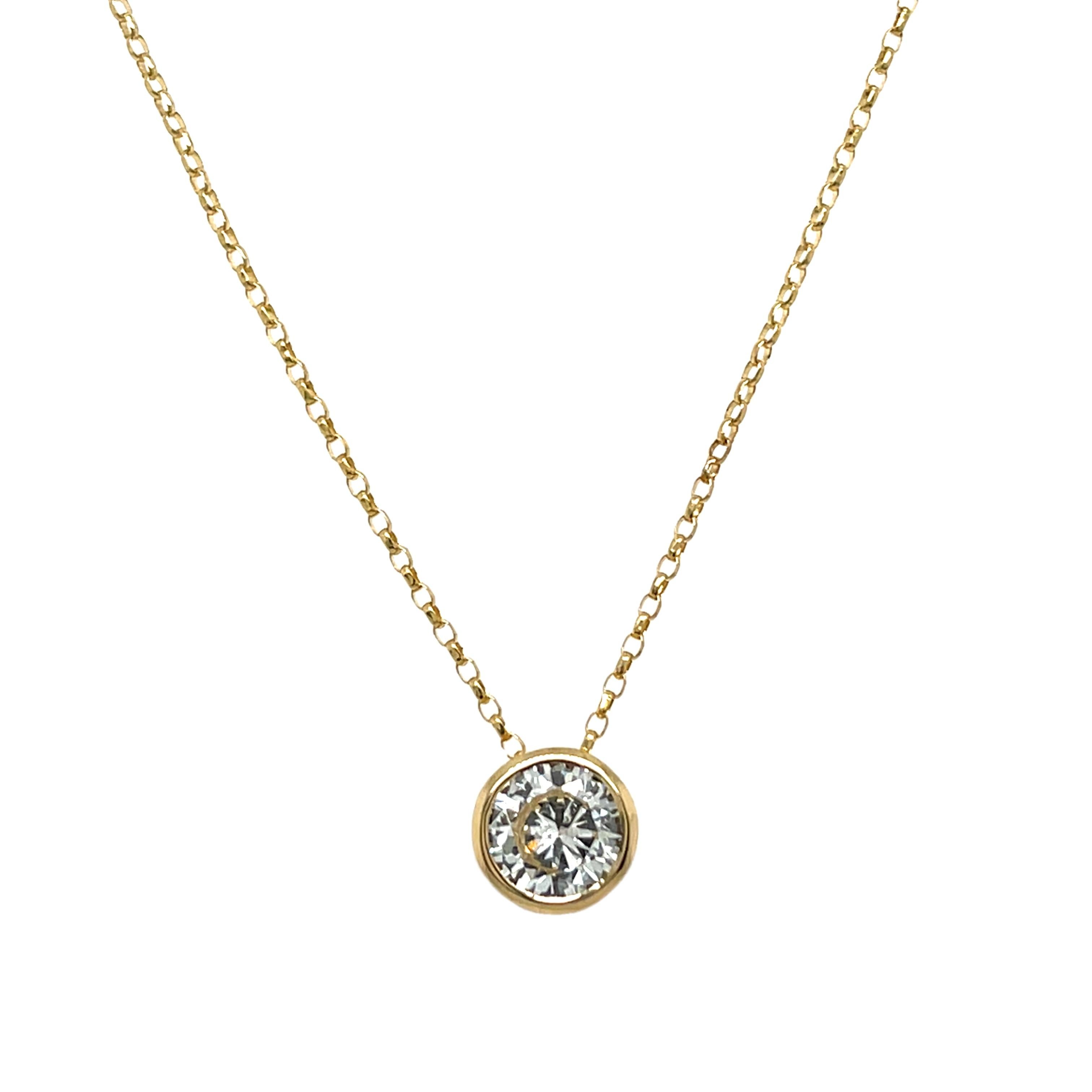 Pendentif sophistiqué en or jaune 18ct 
sertie d'un diamant rond de taille brillant de 0,94ct, 
suspendue avec élégance à une délicate chaîne en or de 16 pouces. Une pièce intemporelle d'une beauté raffinée.

Poids total des diamants :