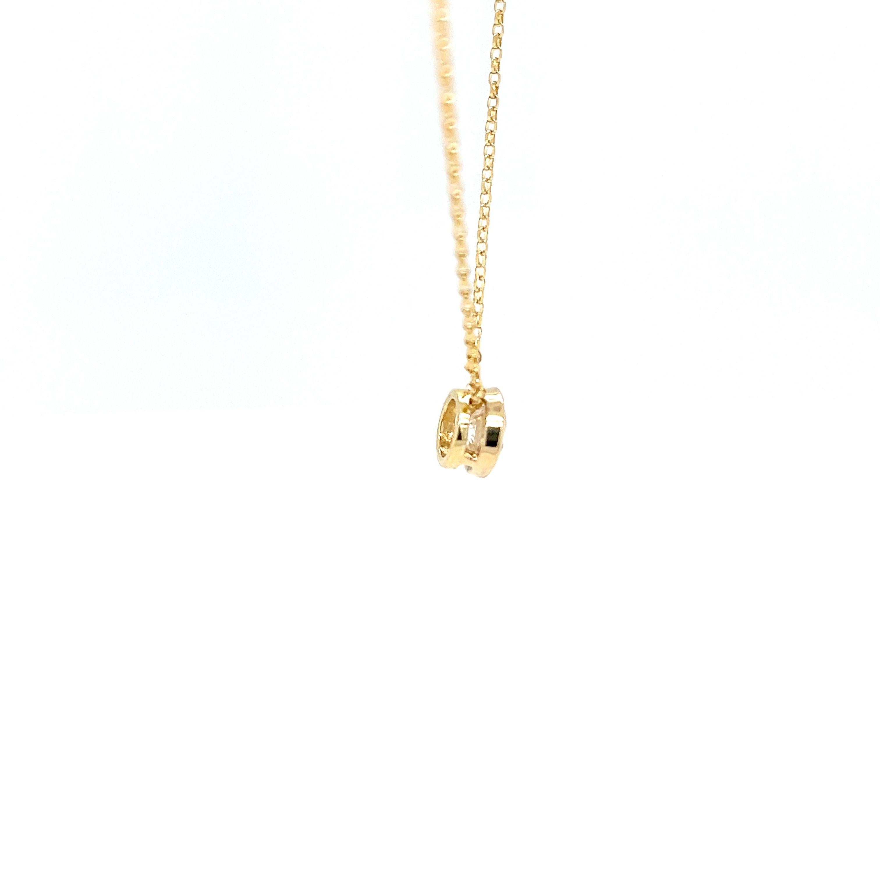 Taille ronde Pendentif en or jaune 18ct avec un diamant de 0,94ct suspendu à une chaîne de 16