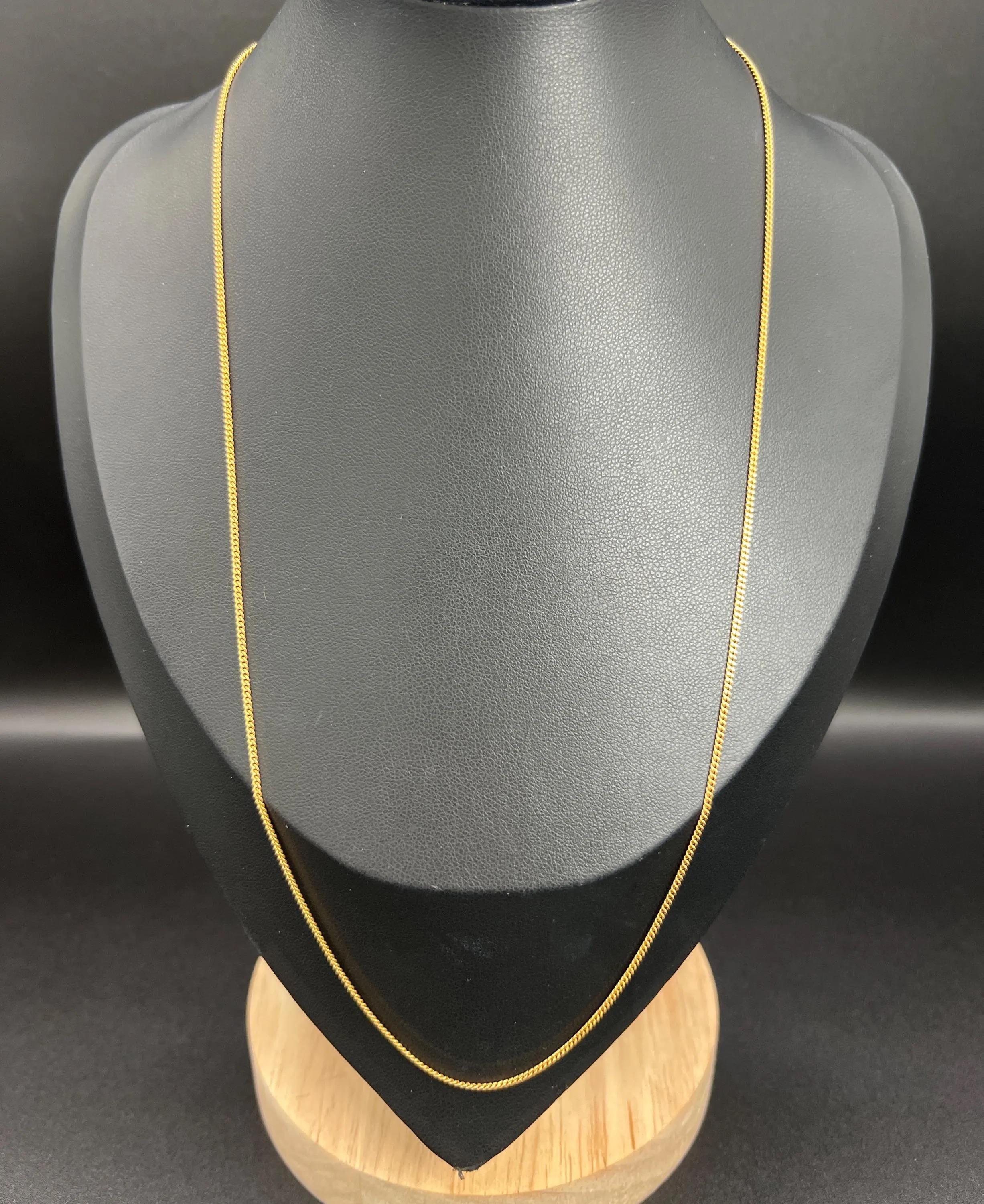 18ct Yellow Gold 19 3/4 Inch Fine Flat Curb Chain with Bolt Ring Clasp In condizioni buone in vendita a Brighton, GB