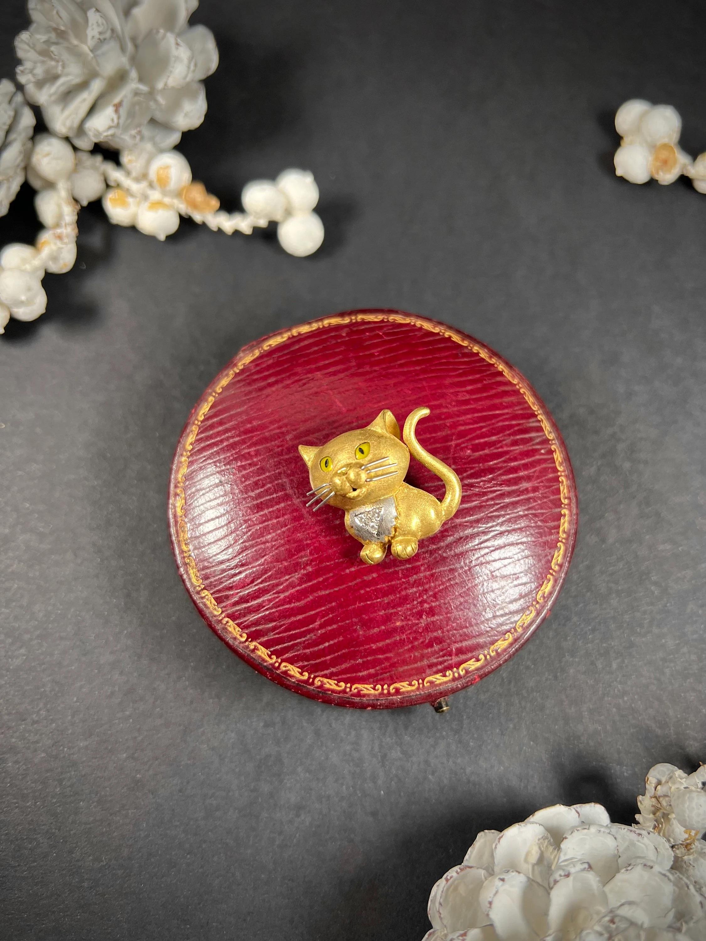 Round Cut 18ct Yellow Gold 1980s Cat Brooch Enamel Eyes Diamond Bib White Gold Whiskers For Sale