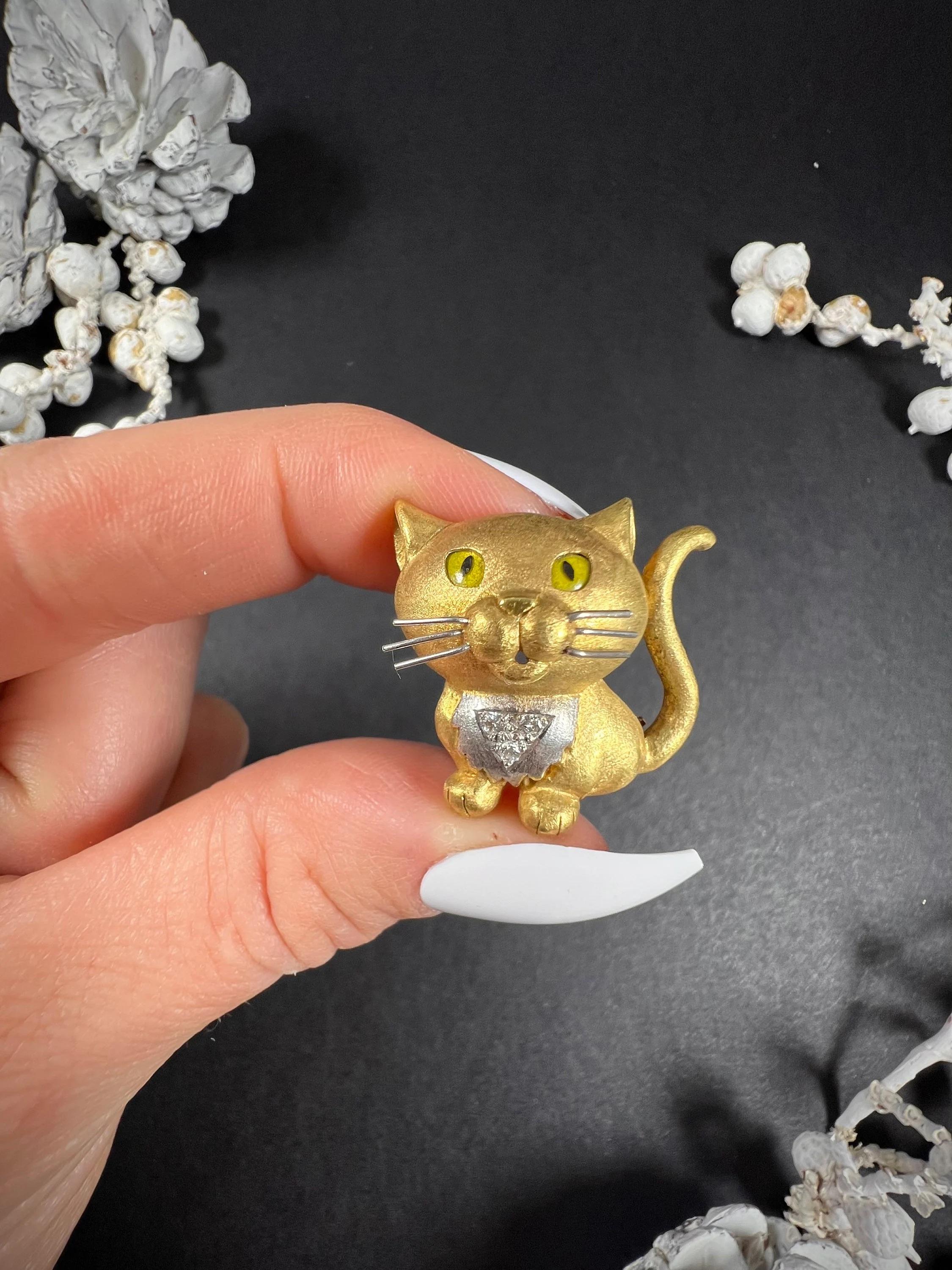 18 Karat Gelbgold 1980er Jahre Katzenbrosche Emaille Augen Diamant Bib Weißgold Whiskers im Angebot 2