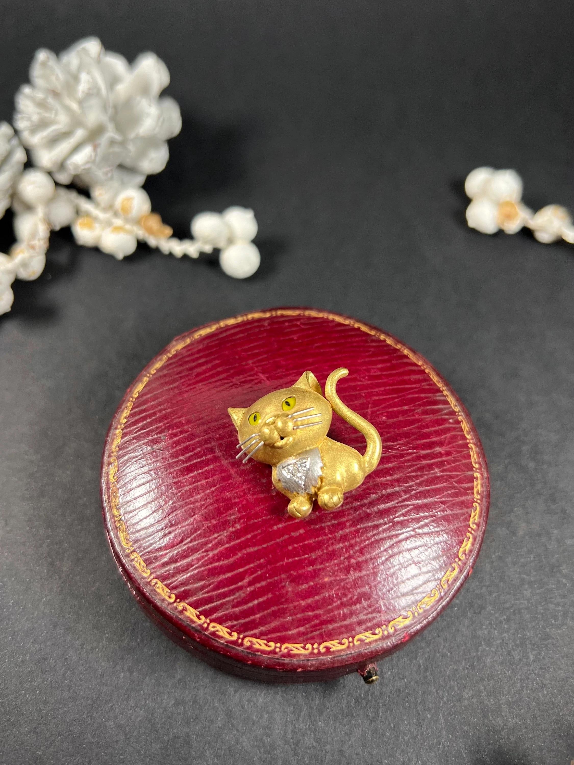 18ct Yellow Gold 1980s Cat Brooch Enamel Eyes Diamond Bib White Gold Whiskers For Sale 3
