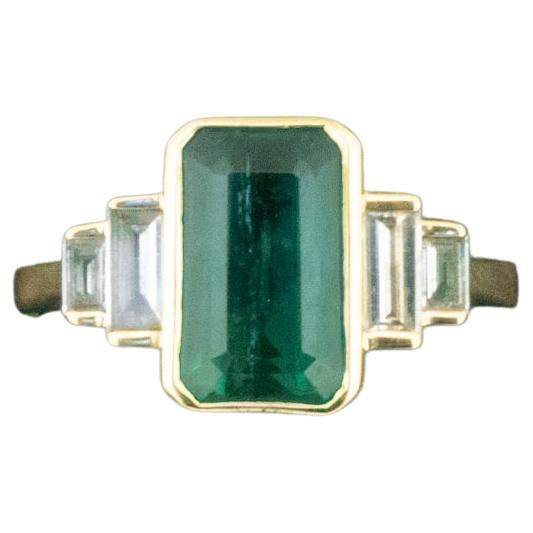 Zustand: Gebraucht mit milden/leichten Kratzern
MATERIAL: 18ct Gelbgold 
Gepunzt: Gestempelt 750. Tests als 18ct Gelbgold
Hauptstein Identität:Smaragd
Hauptsteinfarbe: Grün
Hauptstein Gesamtkaratgewicht: Ca. 2.57ct
Sekundäre Identität des Steins:
