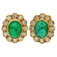 Boucles d'oreilles en or jaune 18ct avec émeraude cabochon de 2,65ct et diamant de 0,40ct.