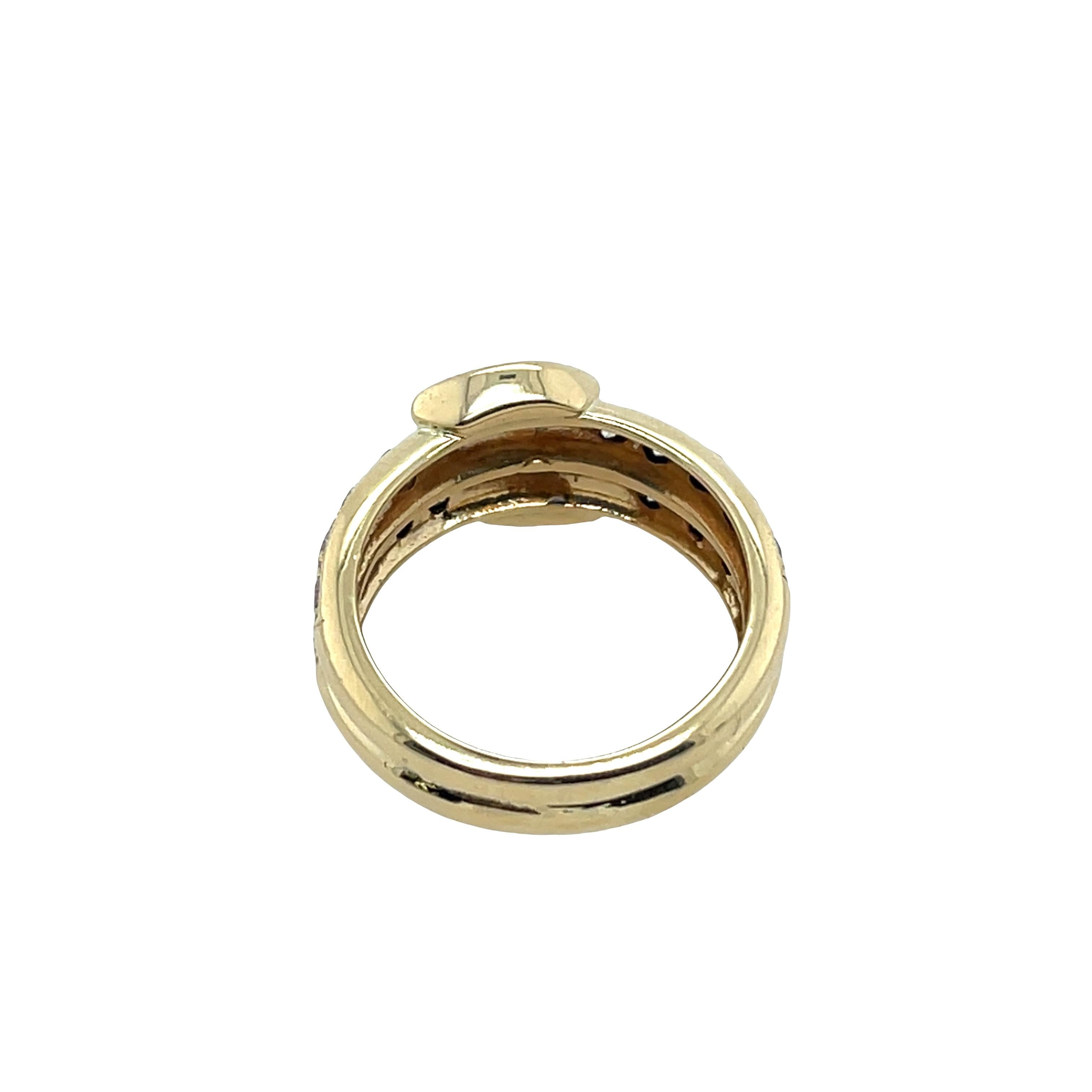 Un vibrante ed elegante anello a tre fasce realizzato in lussuoso oro giallo 18 ct, 
con tre gemme iconiche: smeraldo, zaffiro e rubino, 
ogni set sulla propria banda. Le pietre colorate sono bellissime. 
completati da diamanti rotondi con taglio a