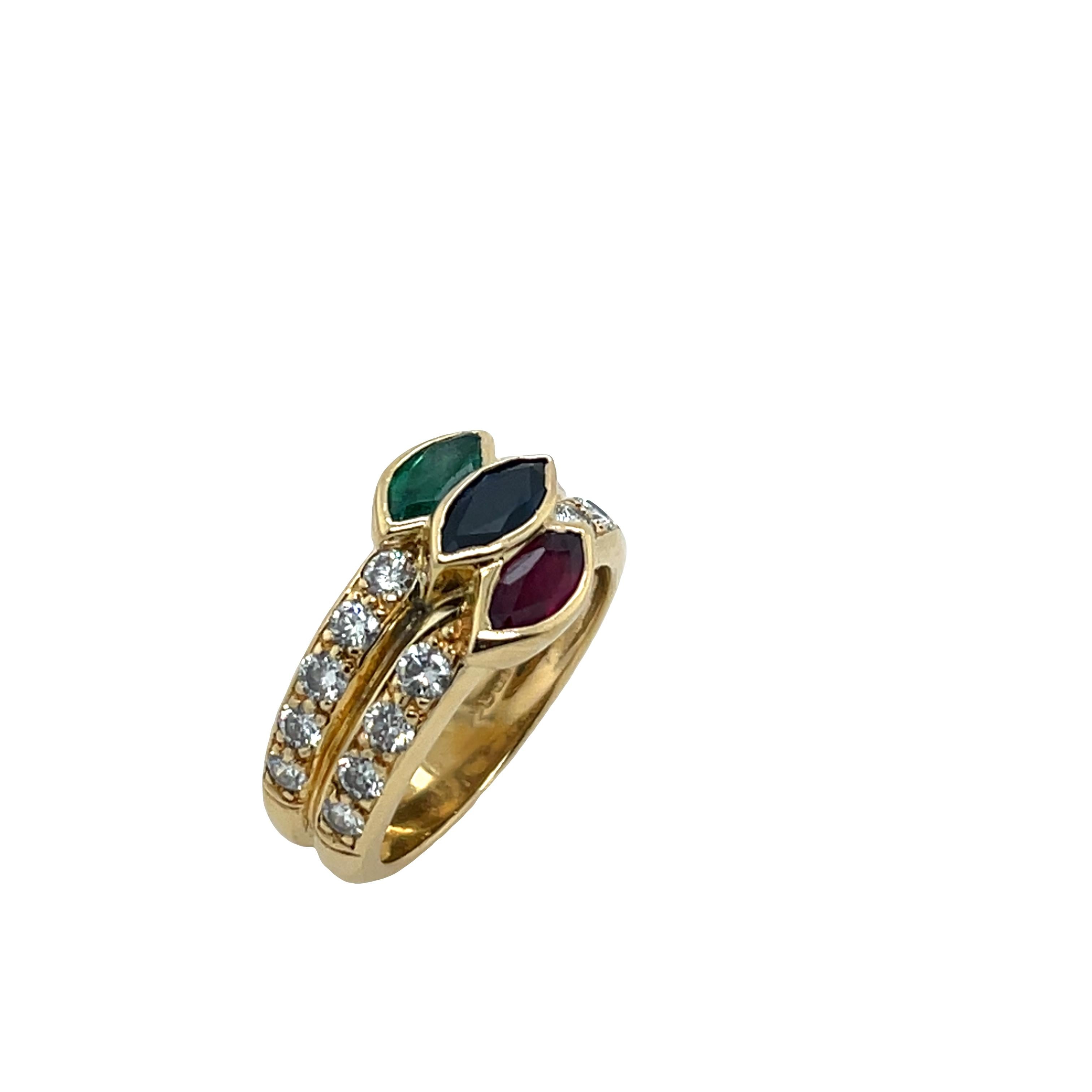 Taglio marquise Anello a 3 fasce in oro giallo 18ct con diamanti, smeraldo, zaffiro e rubino in vendita
