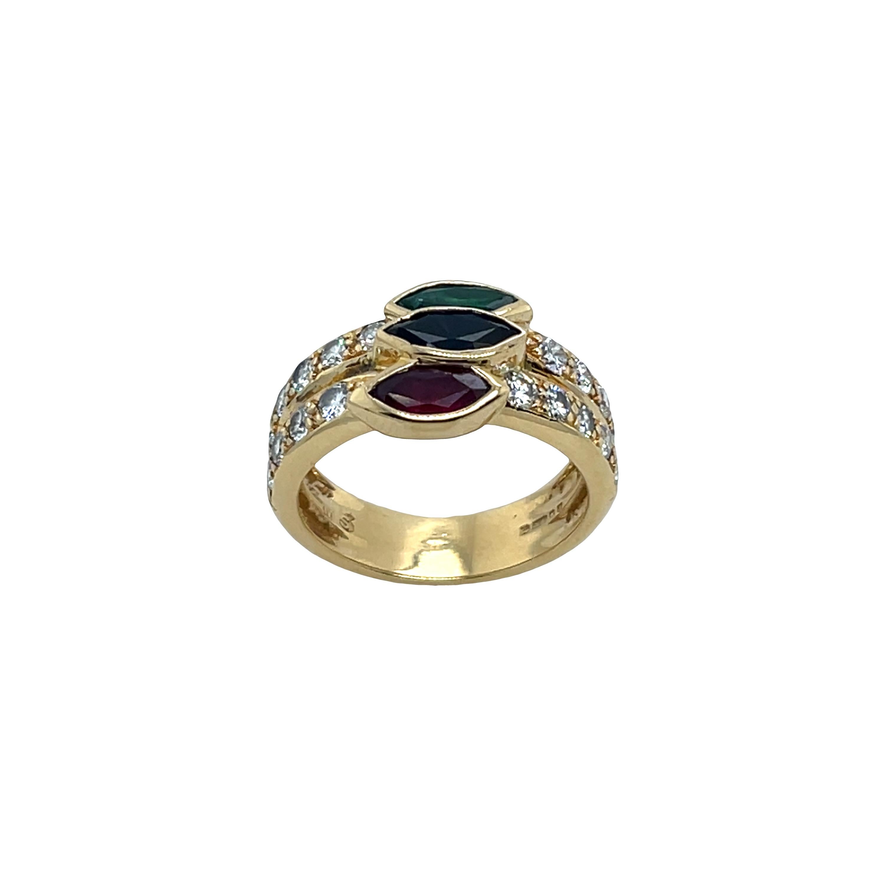 Anello a 3 fasce in oro giallo 18ct con diamanti, smeraldo, zaffiro e rubino In condizioni ottime in vendita a London, GB