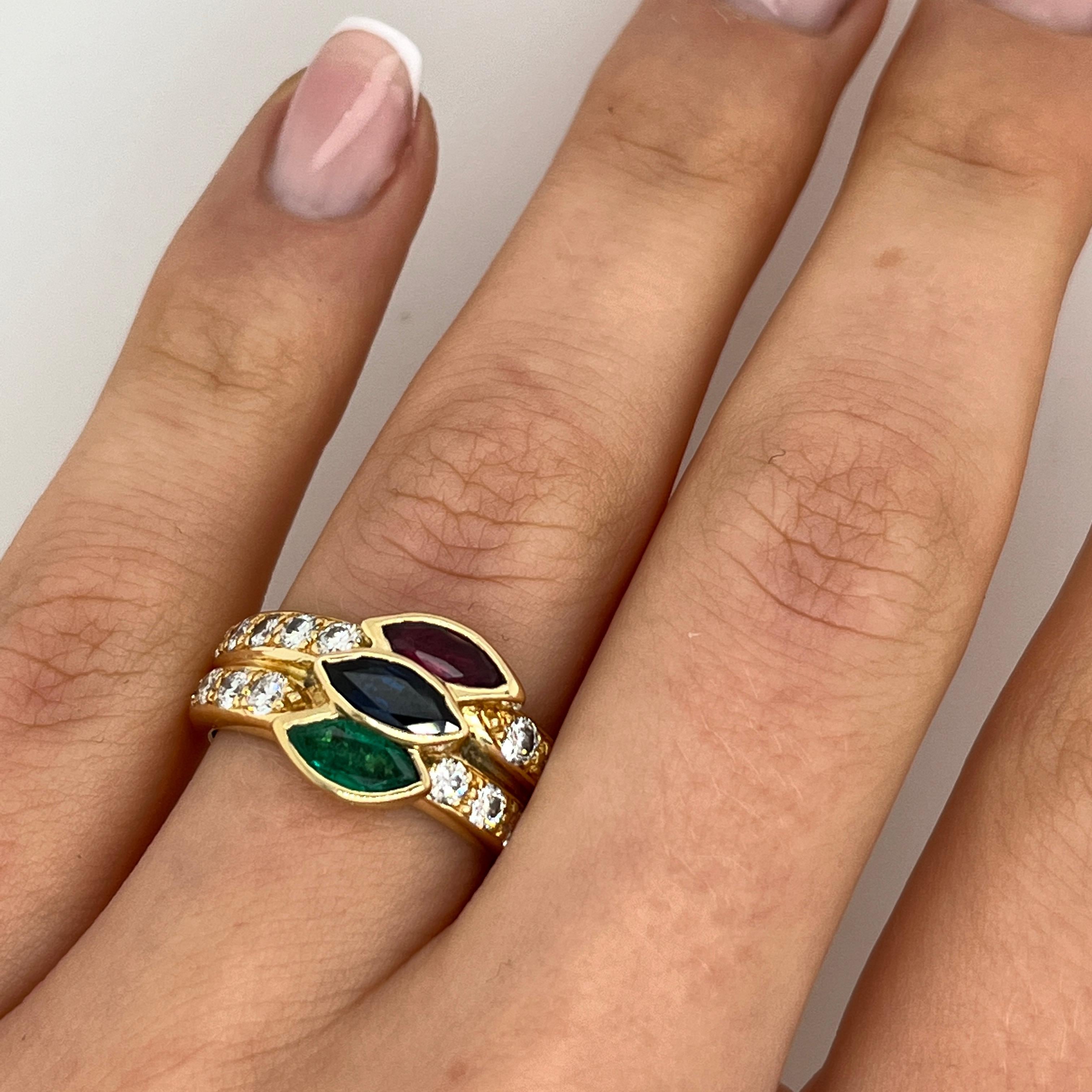 Anello a 3 fasce in oro giallo 18ct con diamanti, smeraldo, zaffiro e rubino in vendita 2