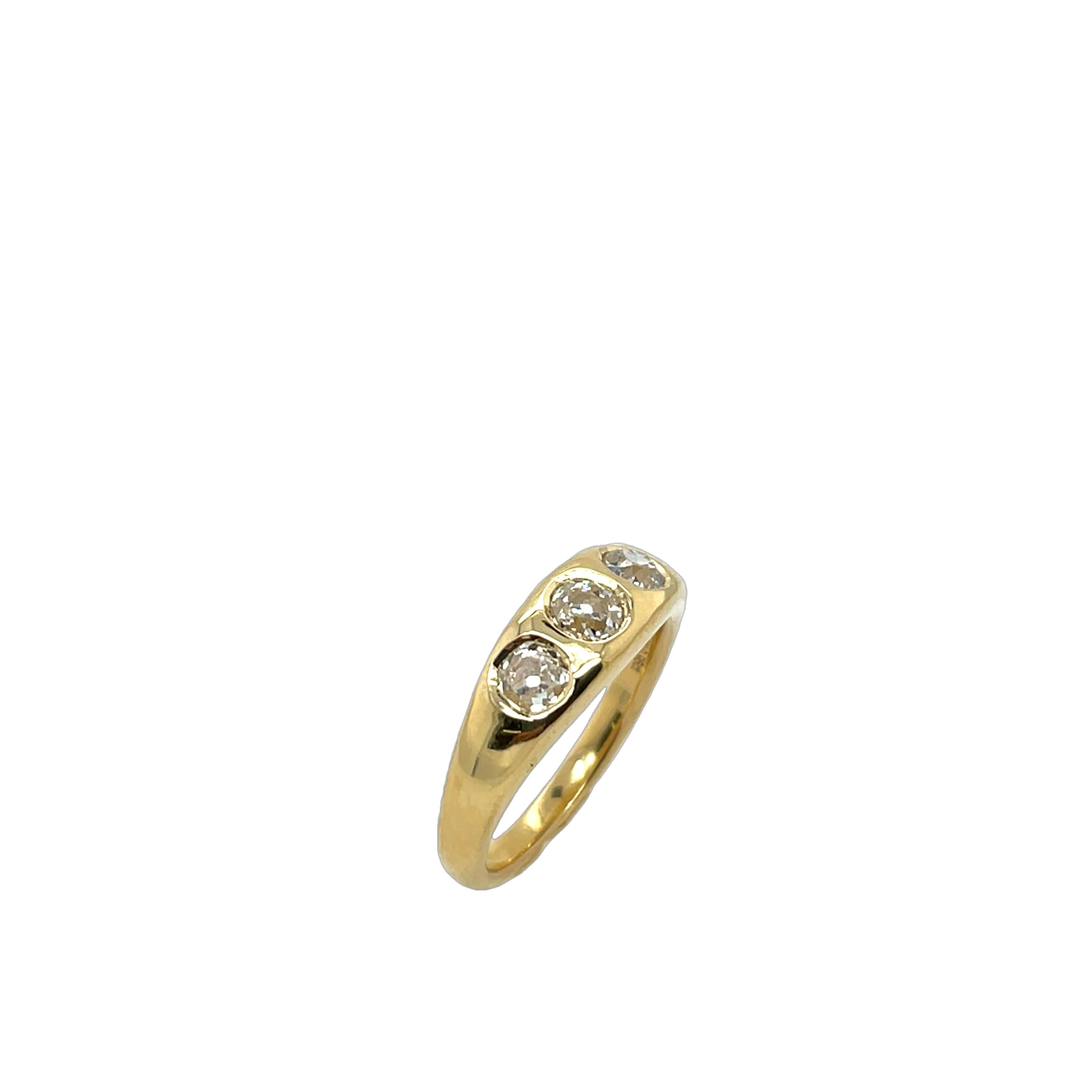 Bague intemporelle et élégante à trois pierres en or jaune 18 ct, sertie d'un total de 0,96 ct de diamants naturels. Les trois diamants ronds de taille brillant symbolisent le passé, le présent et l'avenir, ce qui en fait un choix parfait pour des