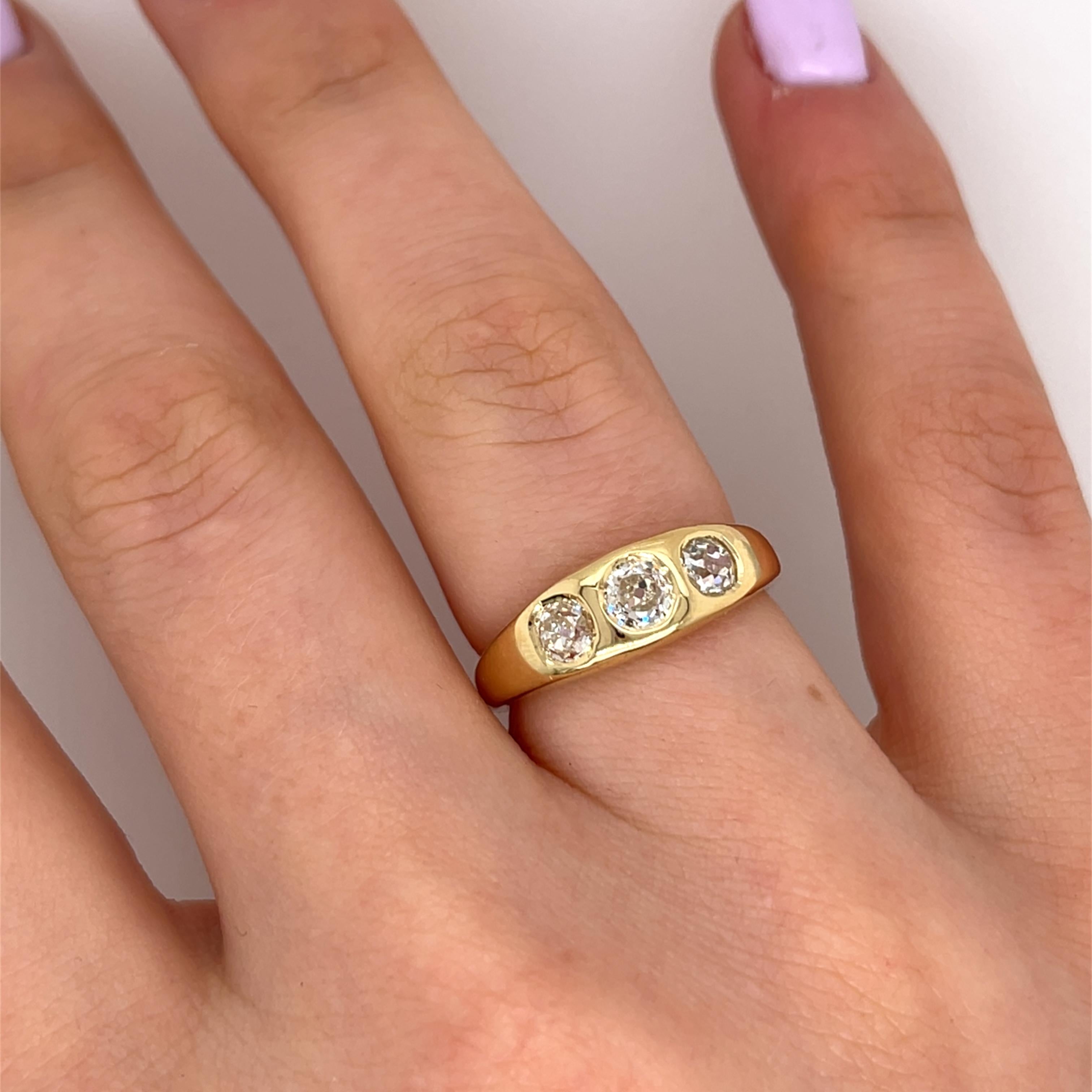 Taille ronde Bague à 3 pierres en or jaune 18 carats, sertie de diamants naturels de 0,96 carat en vente
