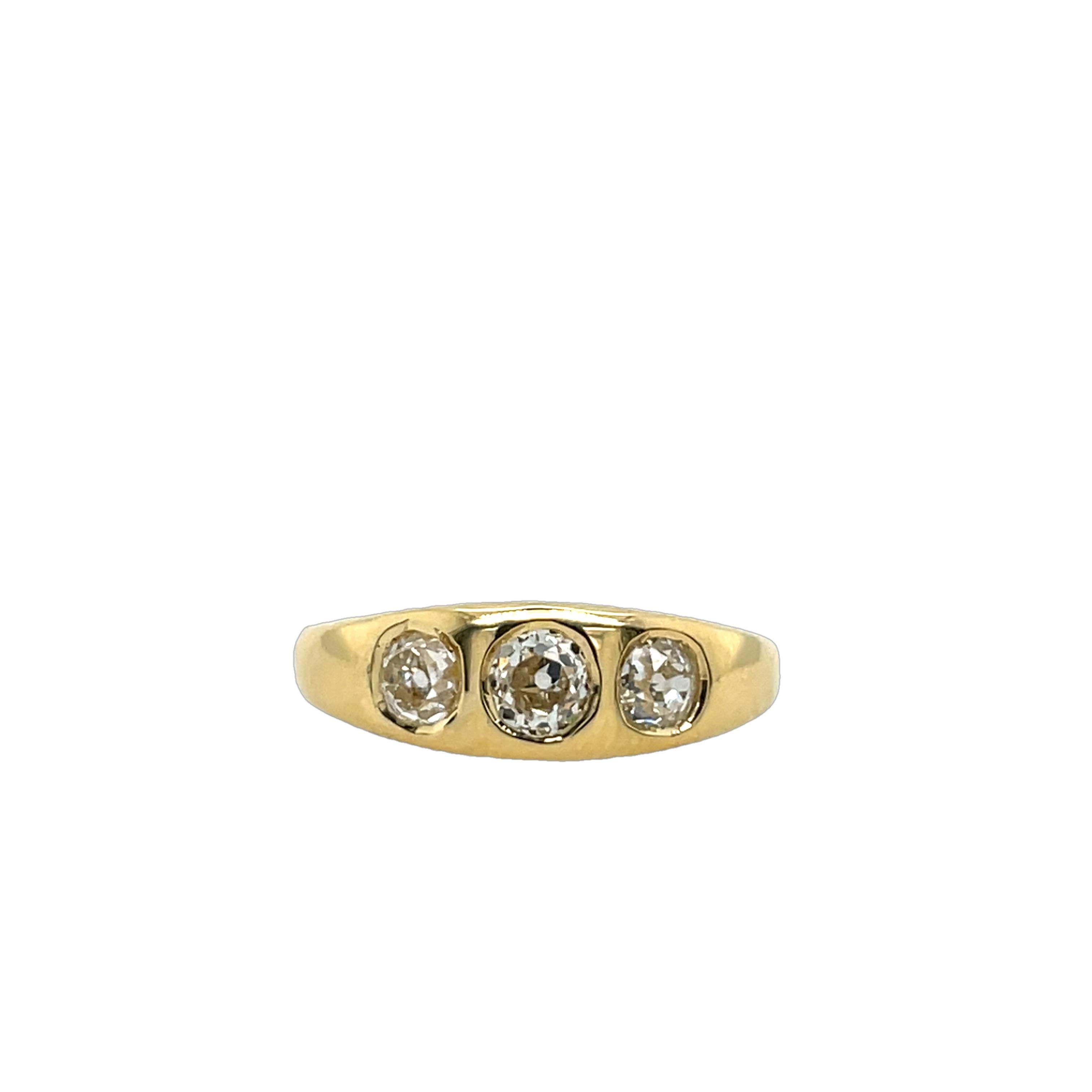 Bague à 3 pierres en or jaune 18 carats, sertie de diamants naturels de 0,96 carat Neuf - En vente à London, GB