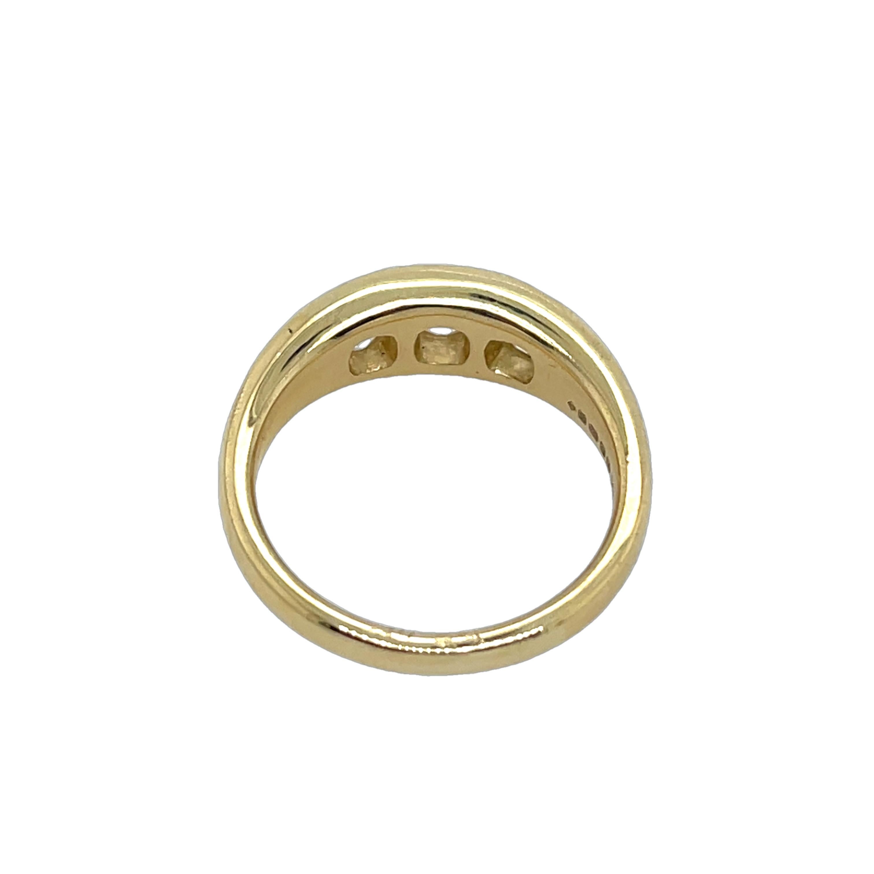 Bague à 3 pierres en or jaune 18 carats, sertie de diamants naturels de 0,96 carat Unisexe en vente