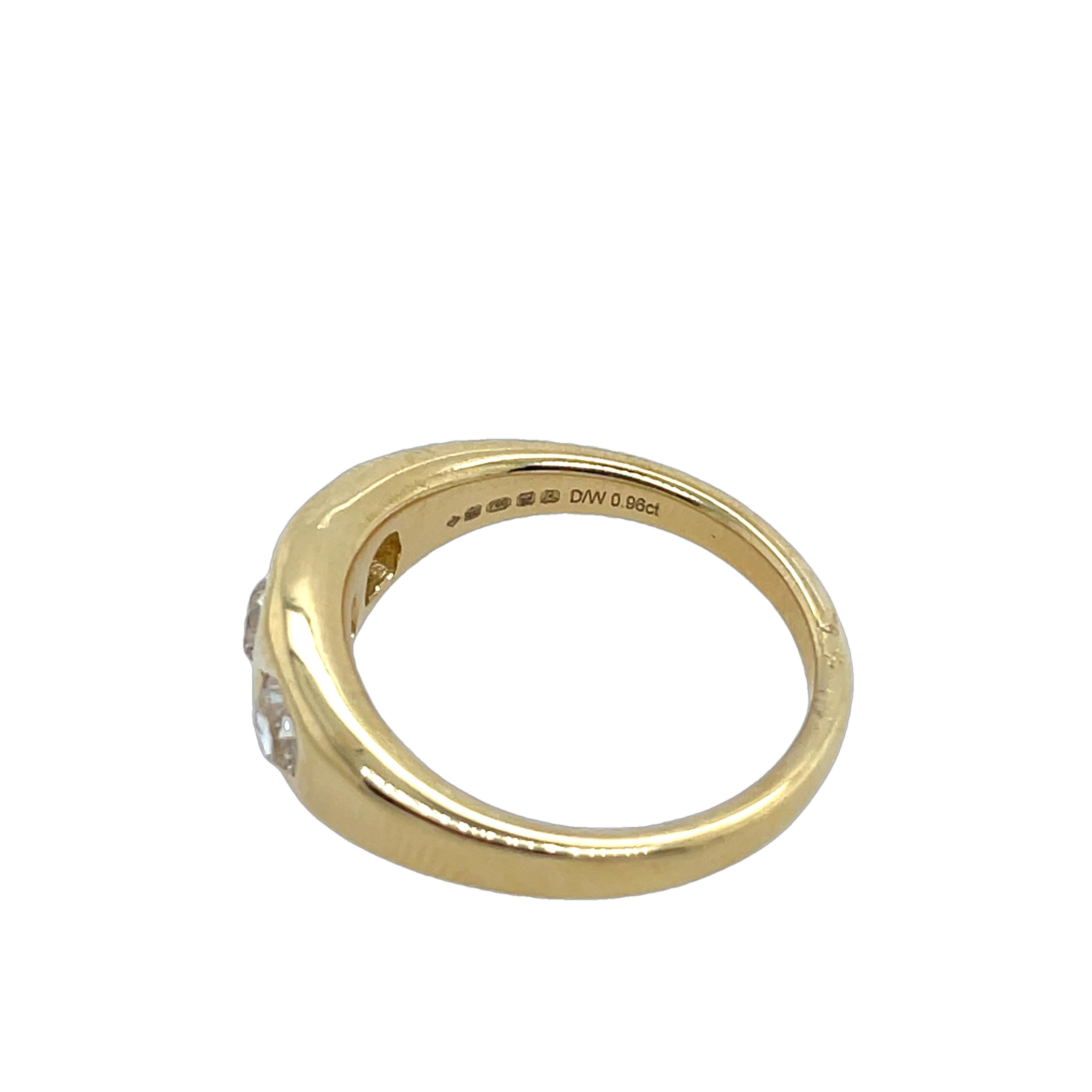 Bague à 3 pierres en or jaune 18 carats, sertie de diamants naturels de 0,96 carat en vente 1