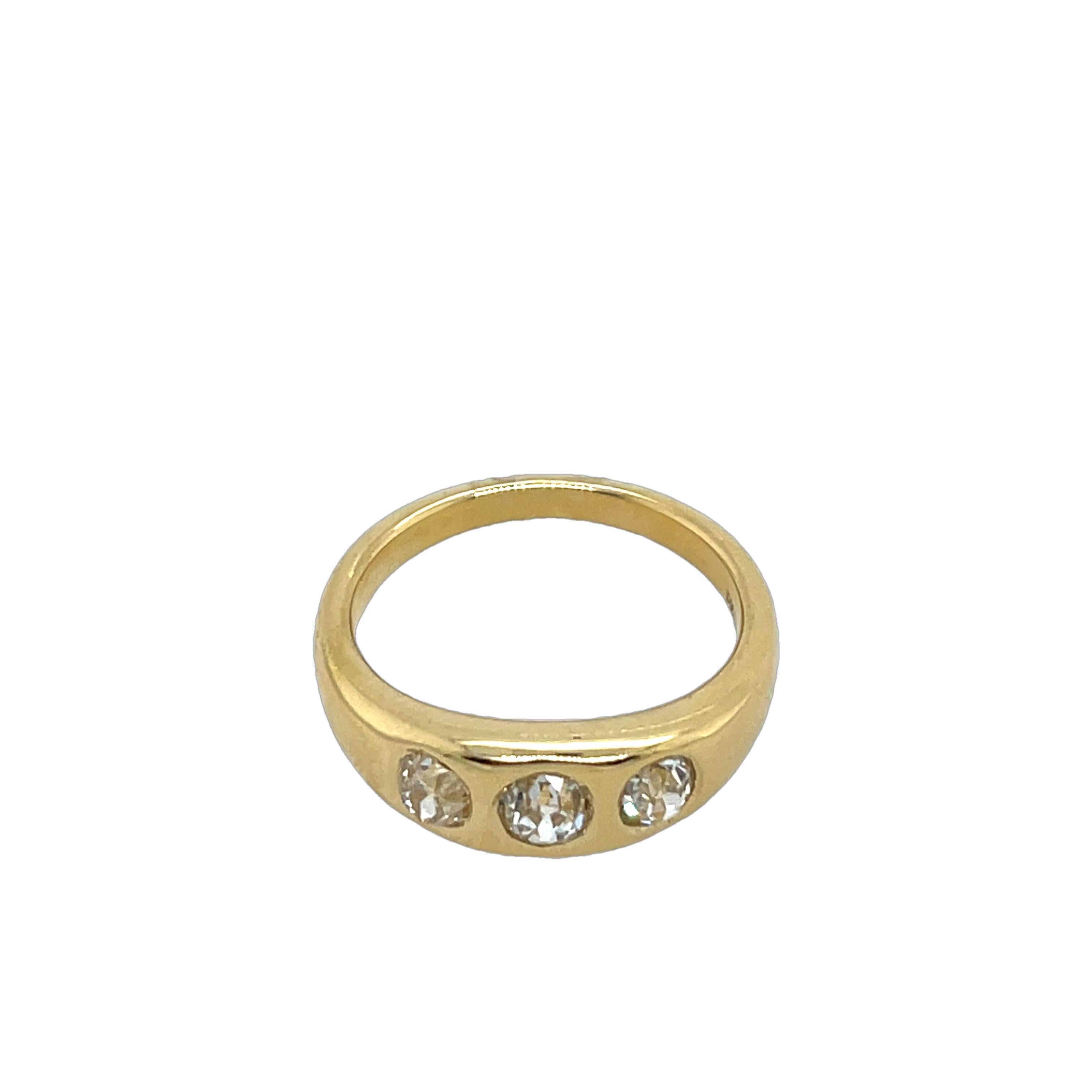 Bague à 3 pierres en or jaune 18 carats, sertie de diamants naturels de 0,96 carat en vente 2