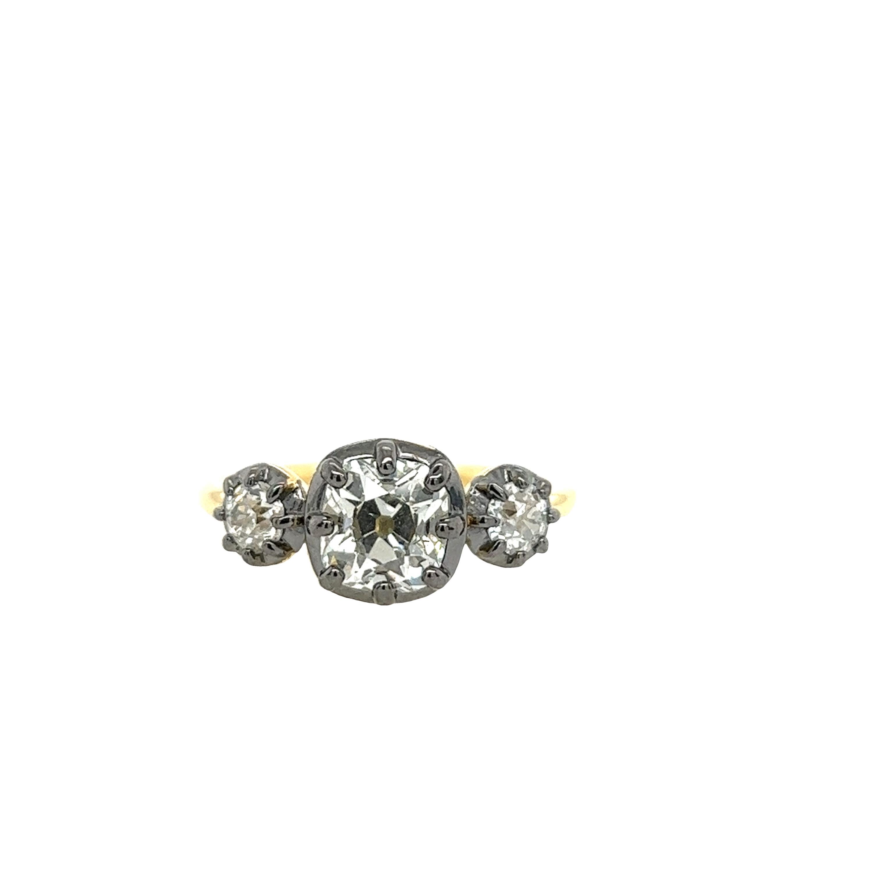 18 Karat Gelbgold Diamantring mit 3 Steinen, besetzt mit 1,19 Karat Diamant im Kissenschliff und 0,42 Karat 2
