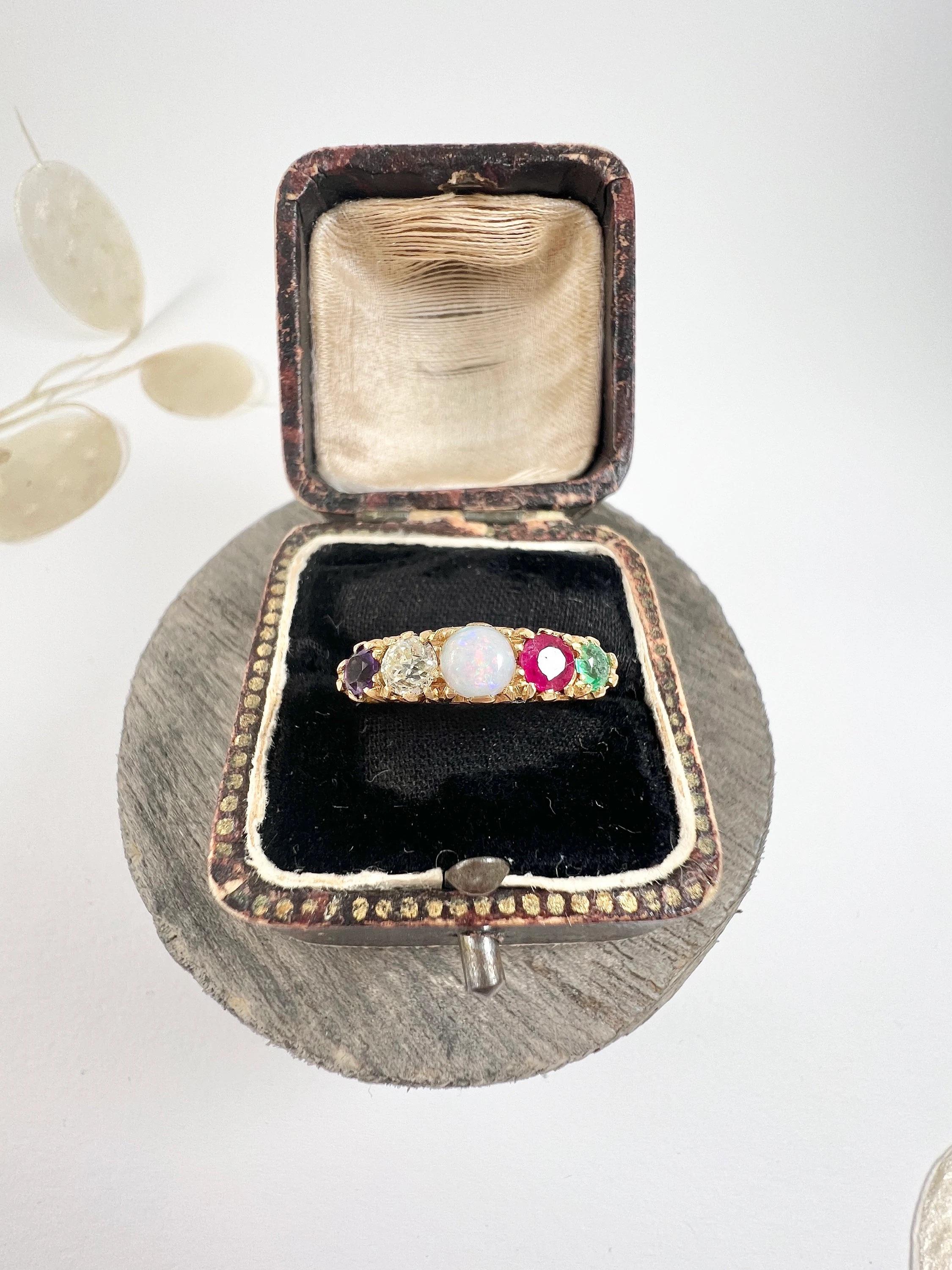 Antique Adore Ring 

18ct Yellow Gold Stamped

Hallmarked Birmingham 1987

Makers Mark WW&S William Weston & Sons

Introducing the stunning 18ct Yellow Gold Vintage ADORE ring, a true epitome of elegance and charm. This fabulous acrostic ring