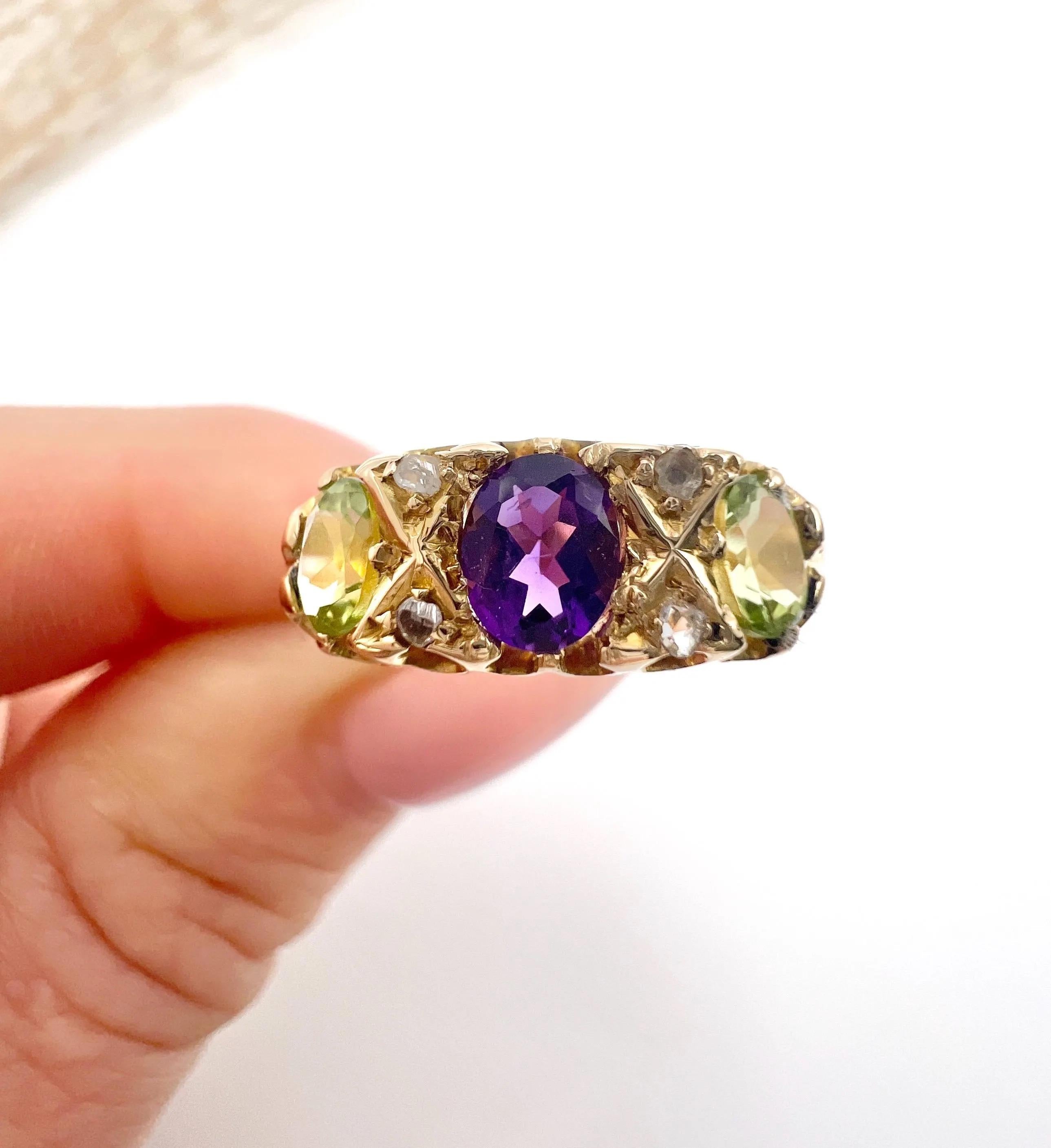 Bague ancienne Suffragette 

Or jaune 18ct

Poinçonné Birmingham 1907

Plongez dans l'histoire avec cette exquise bague suffragette édouardienne estampillée en or 18ct, véritable témoignage de l'esprit du mouvement des suffragettes. Elegamment