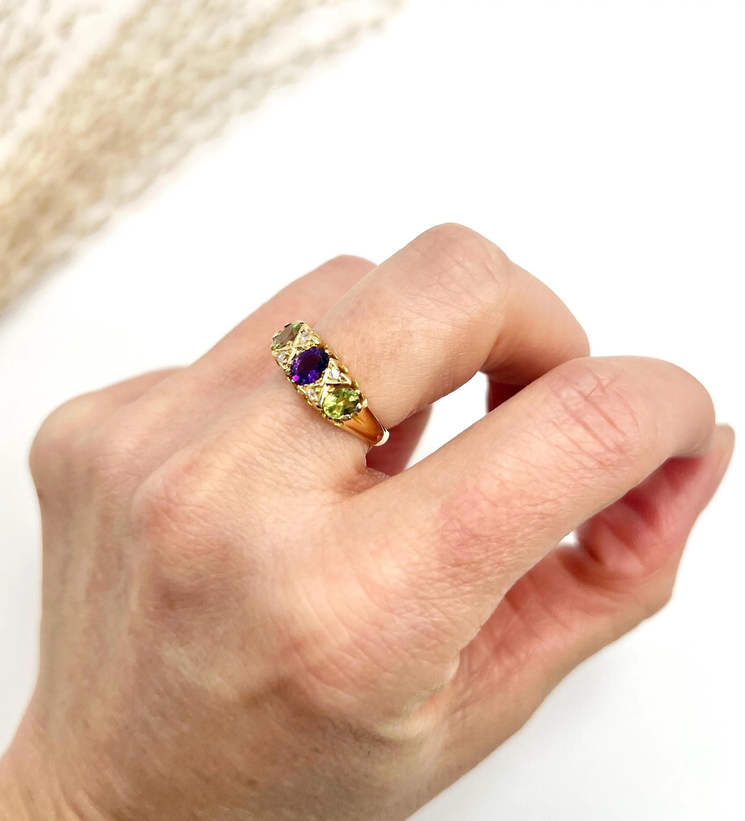 Taille ovale Bague Suffragette en or jaune 18 carats avec améthyste, diamant et péridot, poinçonnée en 1907 en vente